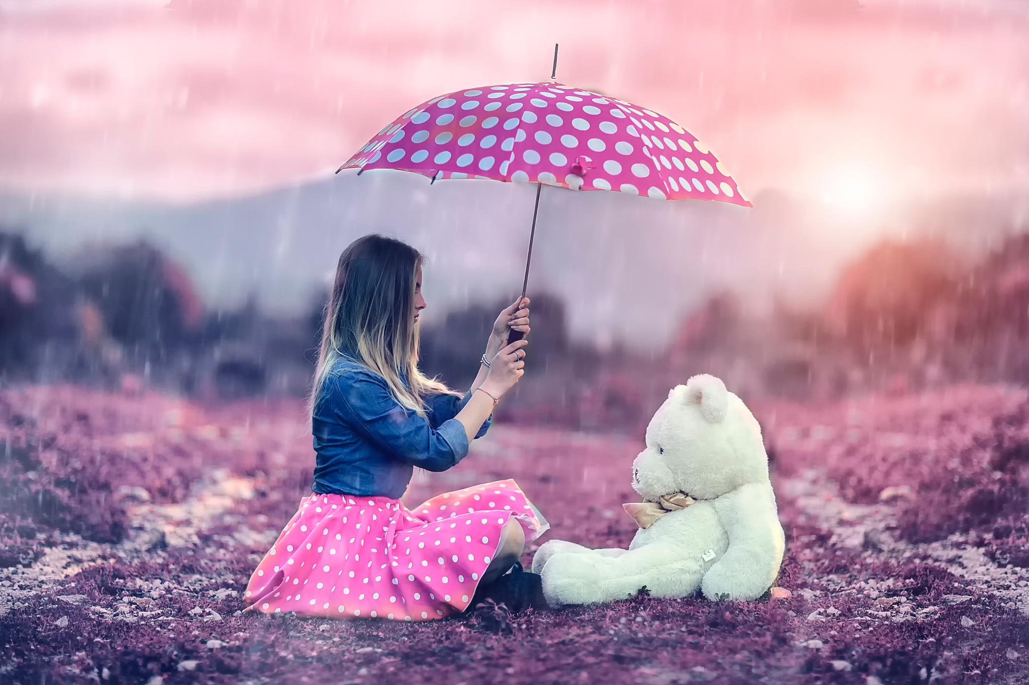 Картинки на ватсап красивые. Девушка с зонтом. Девочка с мишкой под дождем. Игрушки для девочек. Красивые картинки на аву.