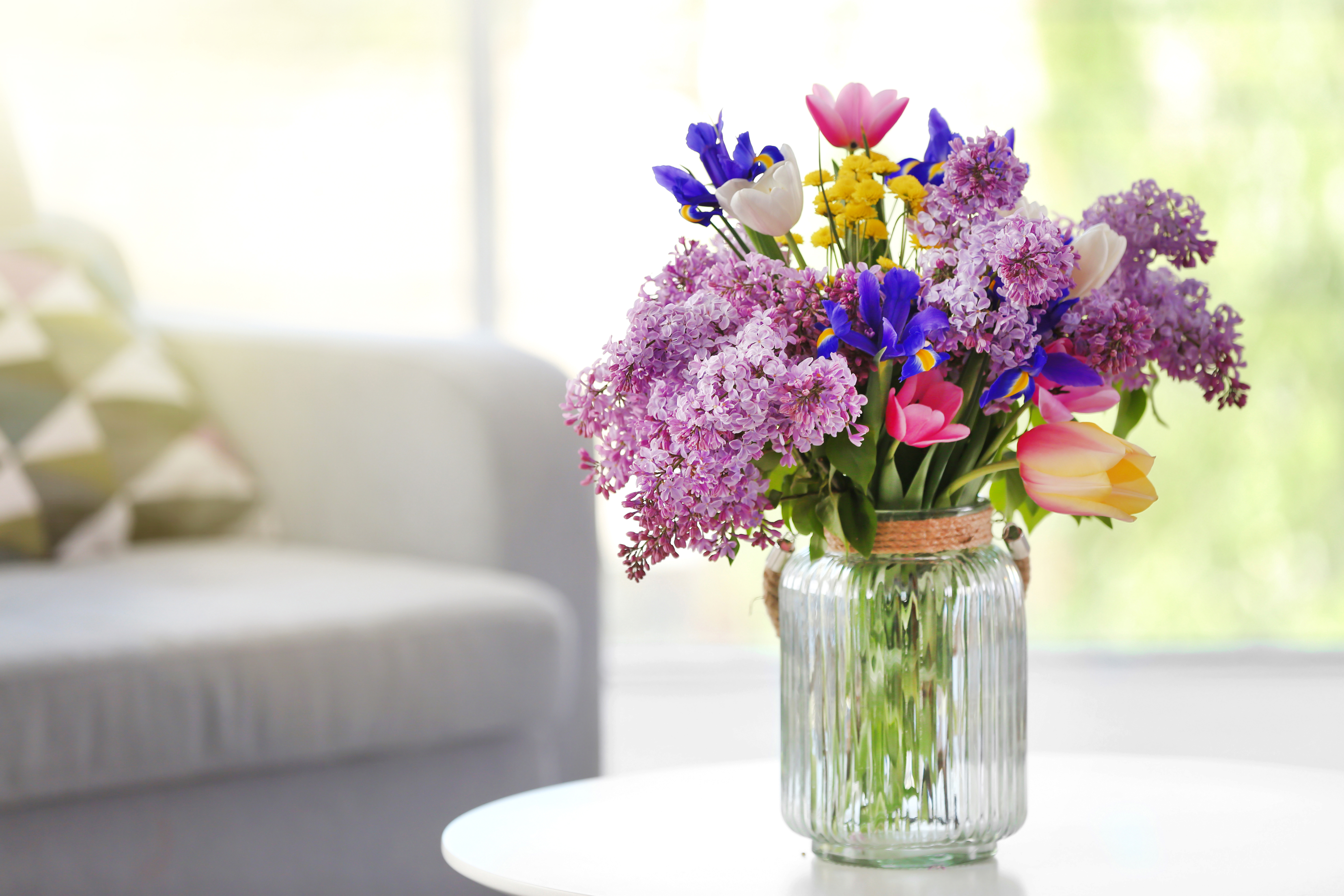 Как часто менять воду тюльпанам в вазе. Букет весенних цветов. Цветы в вазе. Красивый букет весенних цветов. Яркий весенний букет.