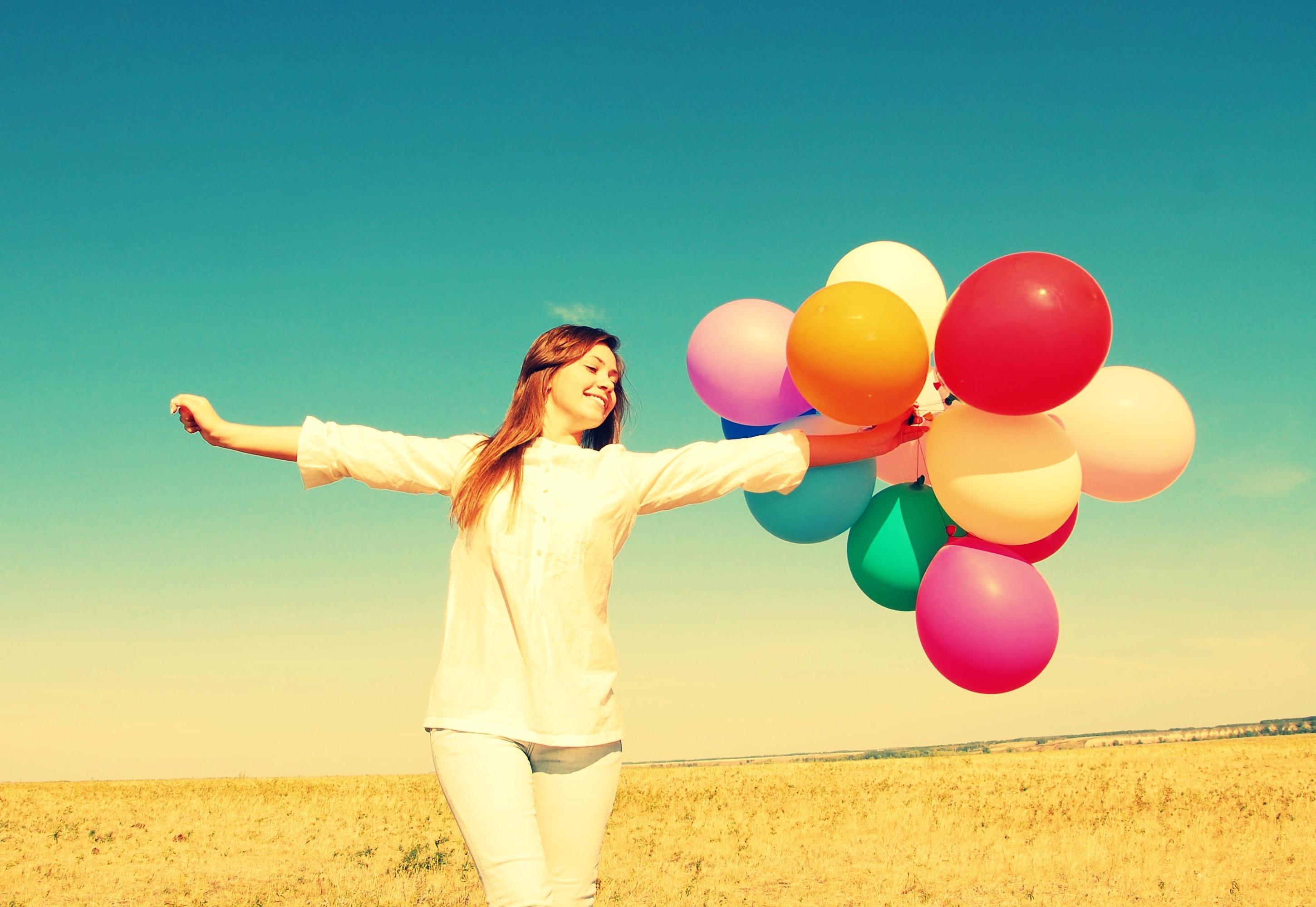 Позитивные картинки. Девушка с шарами. Счастье. Счастливые люди с шариками. Радость счастье веселье.