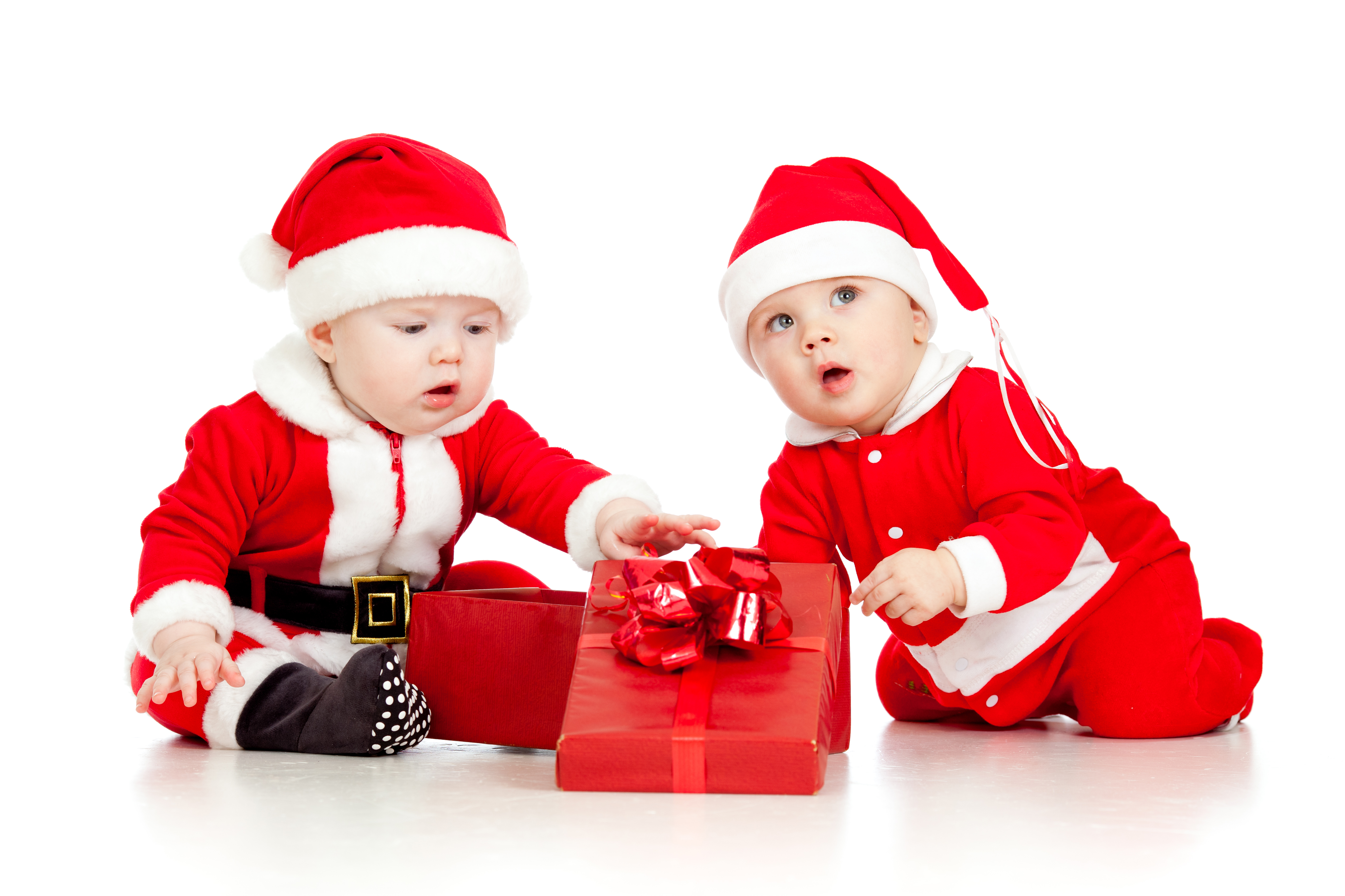 Подарок ребенку 4 года новый год. Ребенок в шапке Деда Мороза. Новый год дети. Ребенок в костюме Санты. Новогодние подарки для детей.