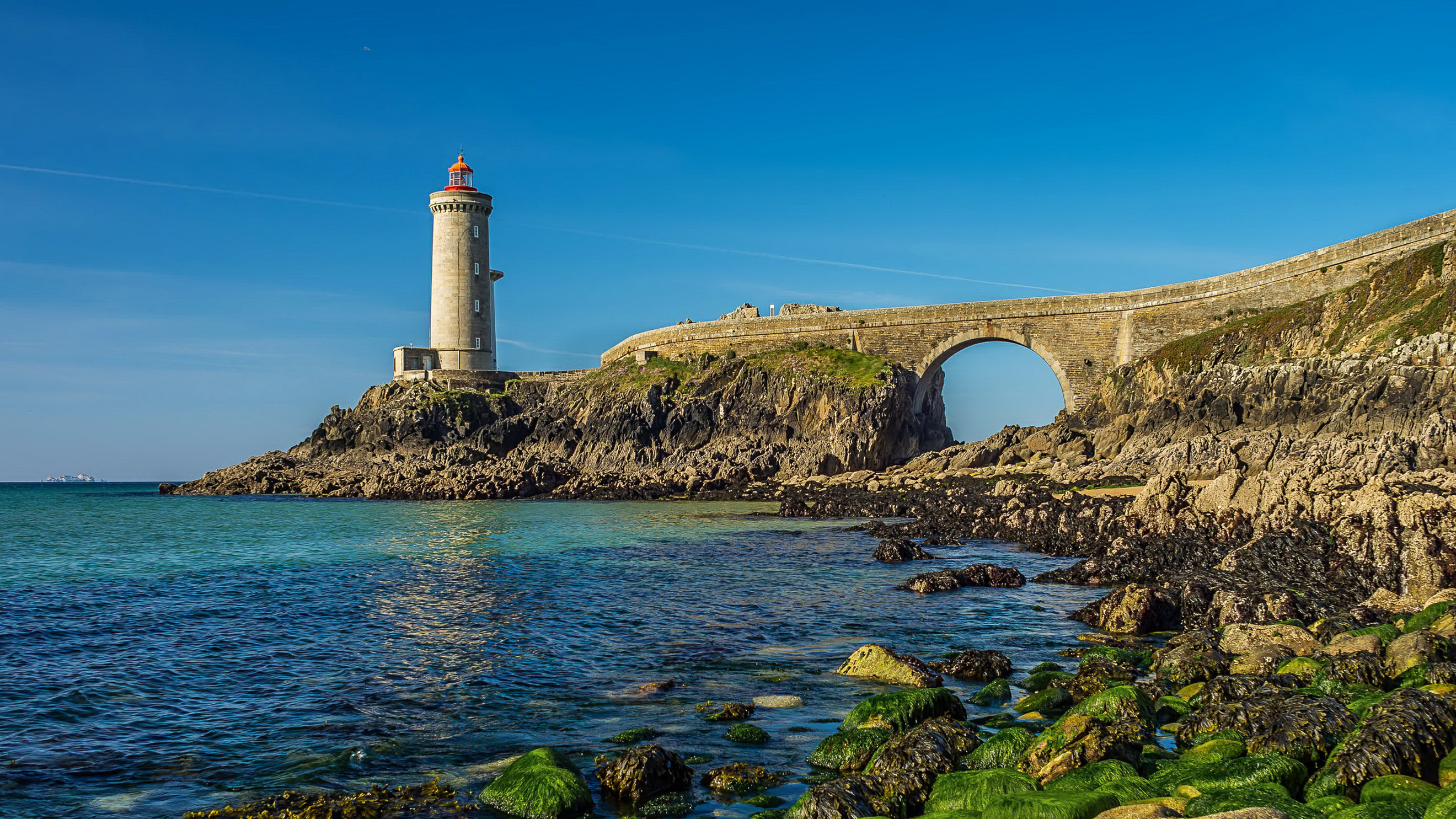 Ploumanach Rocks and Lighthouse, Bretagne, France без смс