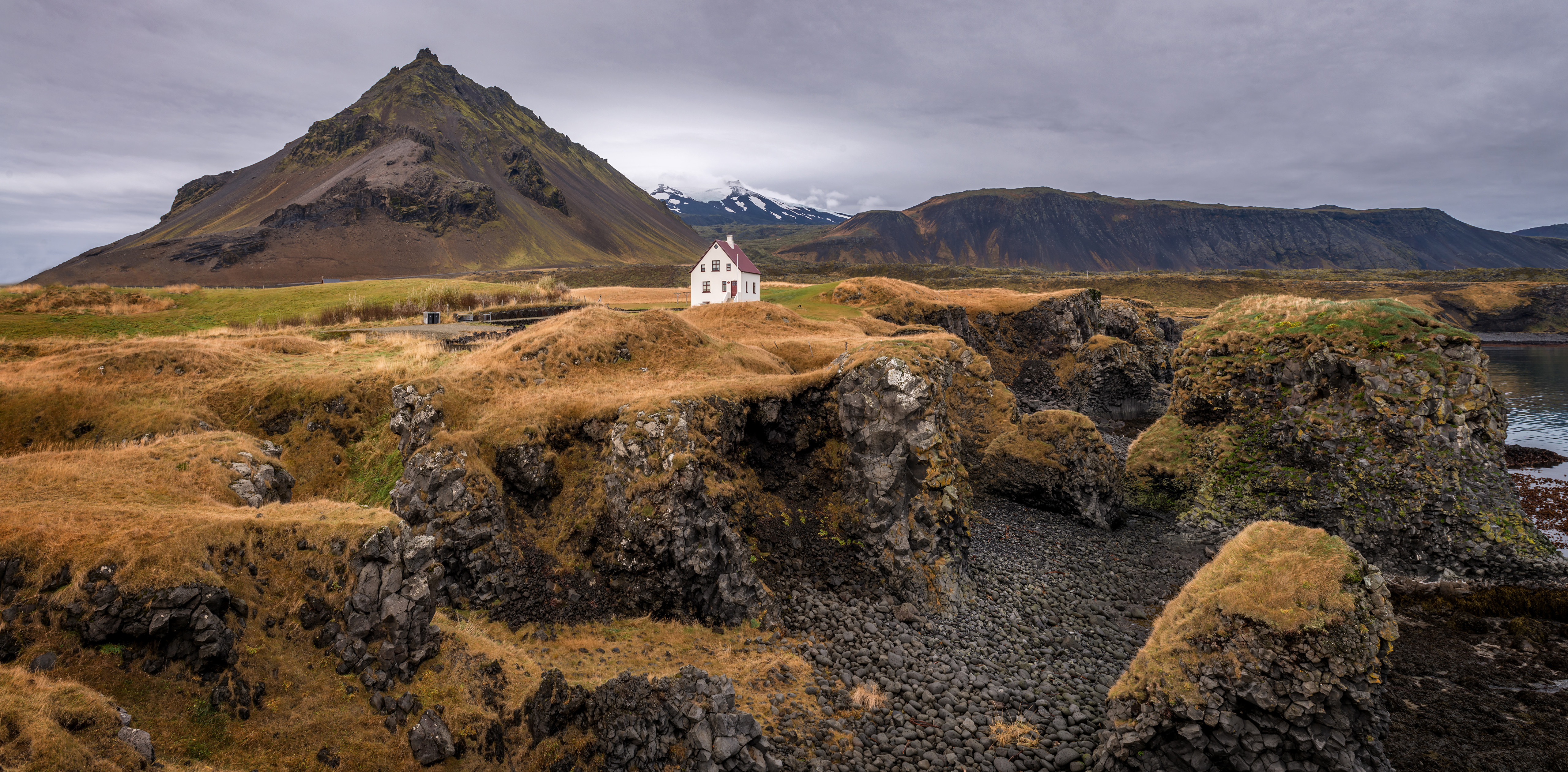 Фотографии Исландия Arnarstapi Горы Утес Природа 5120x2523 гора Скала скале скалы