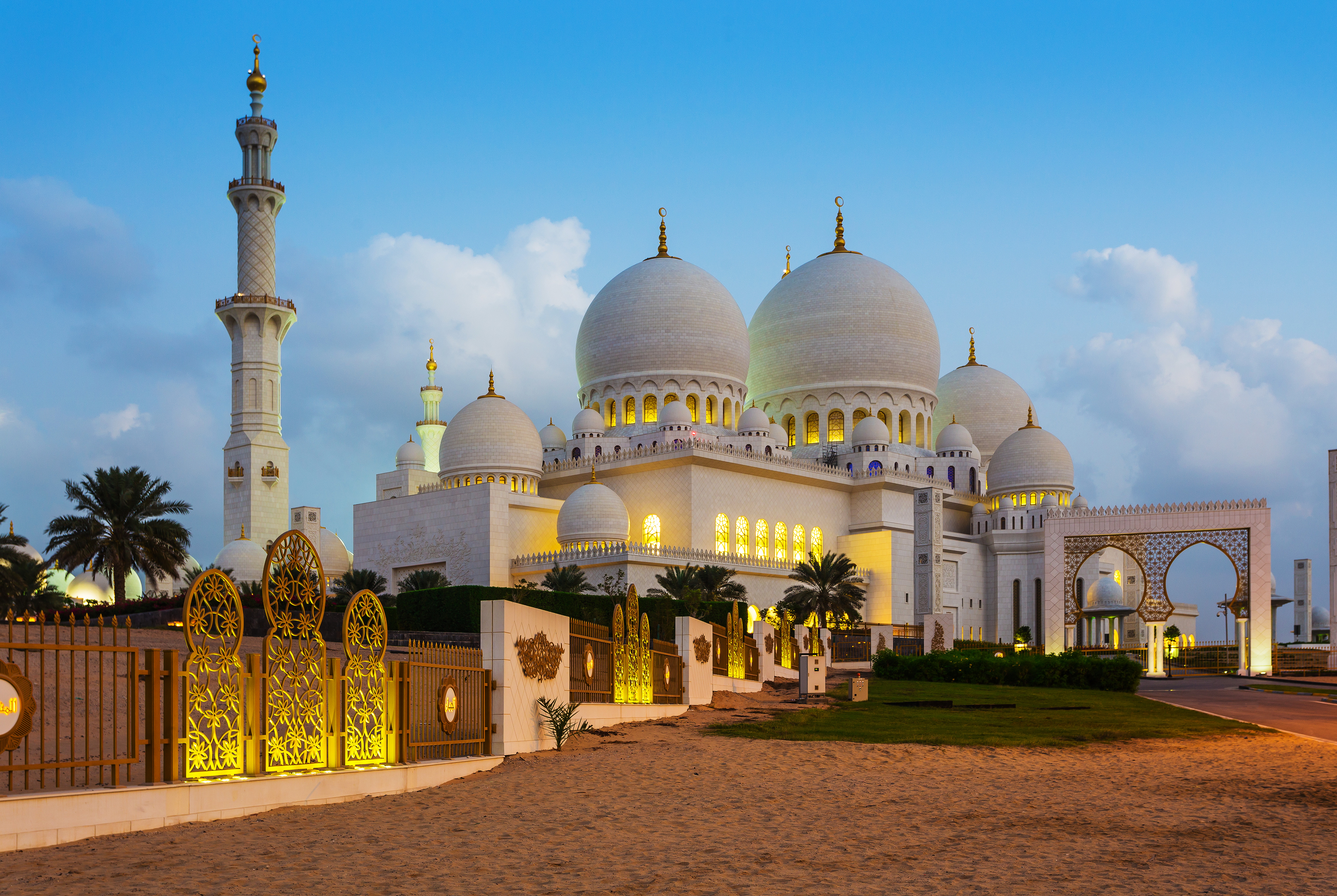 Арабские здания. Дворец шейха Зайда в Абу-Даби. Мечеть шейха Зайда Абу-Даби. Мечеть Масджид-Джаме Малайзия. Абу Даби архитектура.