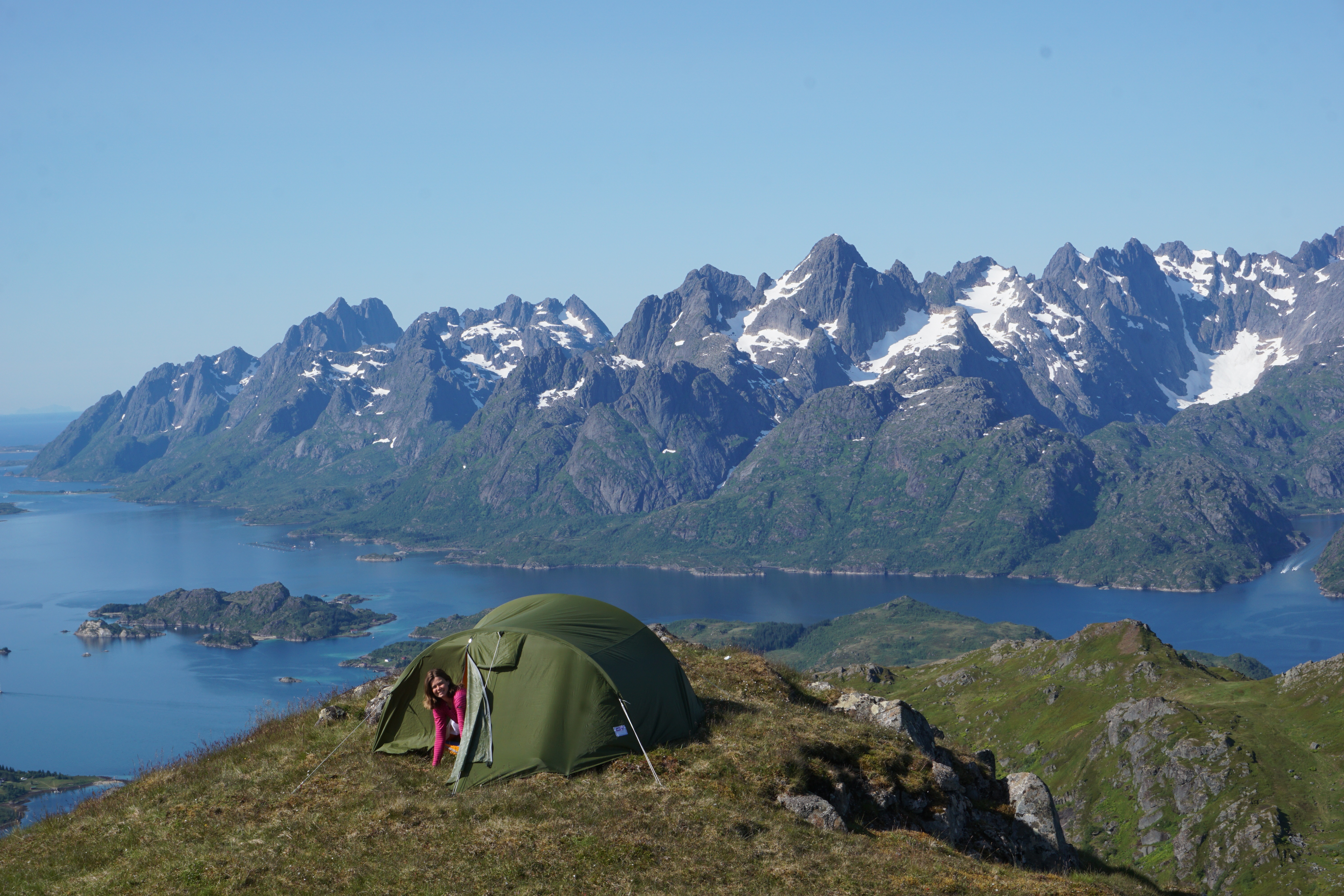 Mountains camping. Походы Лофотенские острова. Природа Норвегия кемпинг. Camp Grand Mountain Швейцария лагерь. Палатка Норвегия.