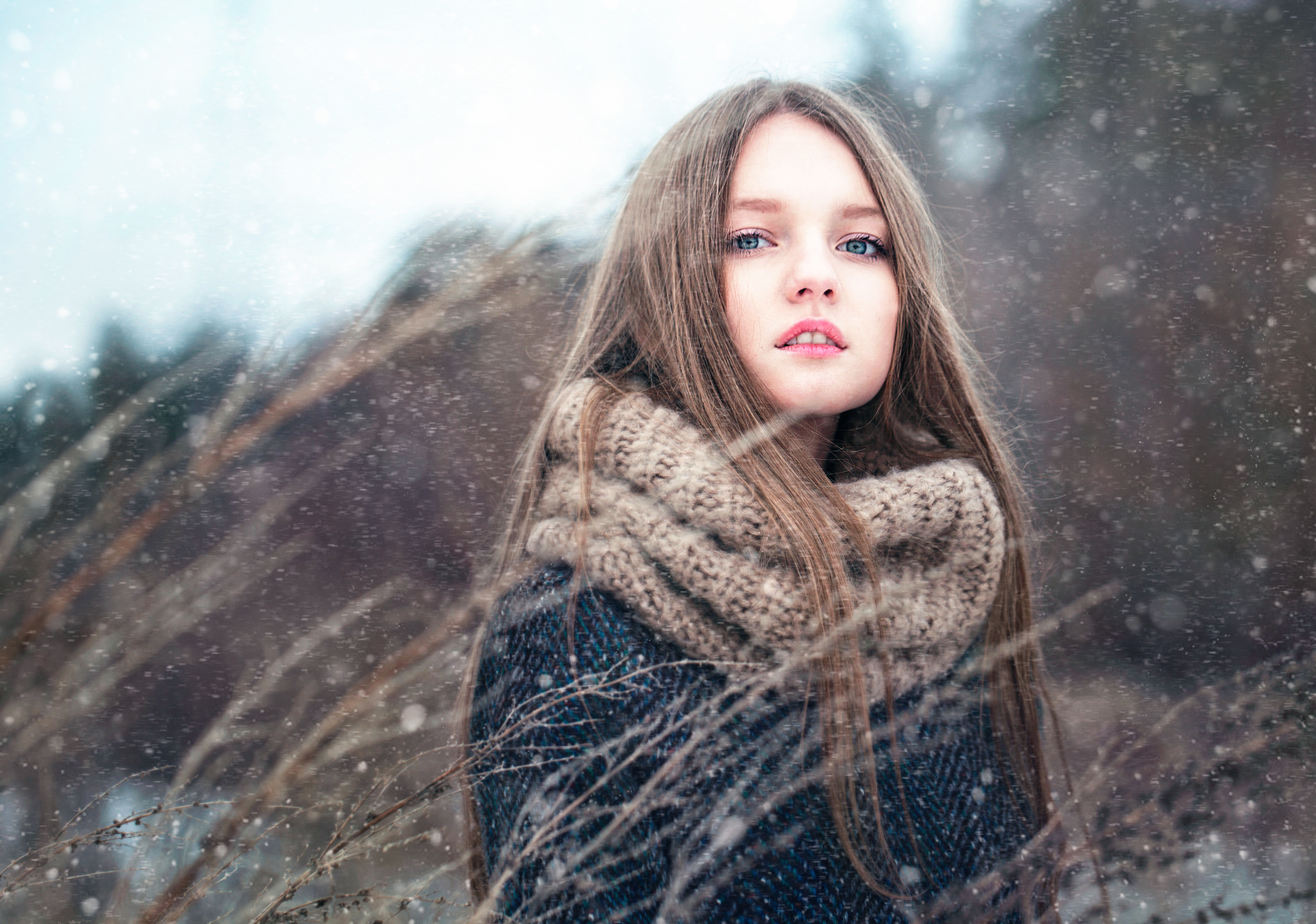 Фото девочка шатенки Зима молодые женщины снеге Девочки Шатенка зимние девушка Девушки молодая женщина Снег снега снегу