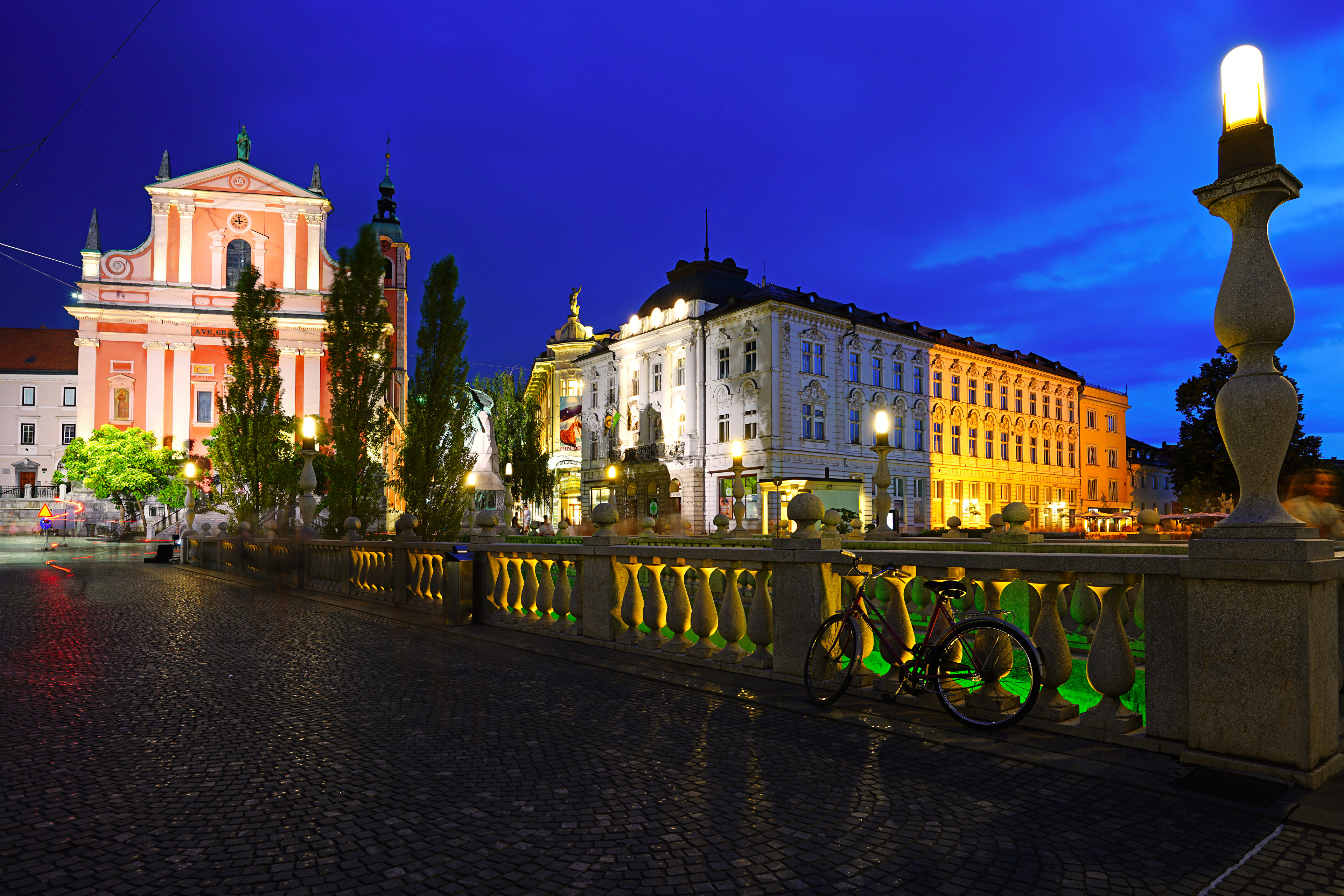 Картинки Любляна Словения Мосты в ночи город Здания 3840x2561 мост Ночь ночью Ночные Дома Города