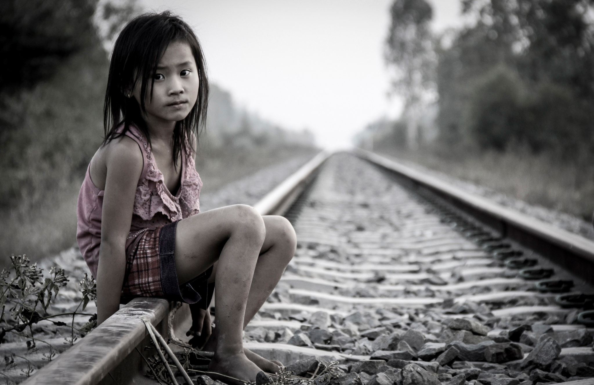Картинка девочка Рельсы Дети Сидит Железные дороги Девочки рельсах ребёнок сидя сидящие