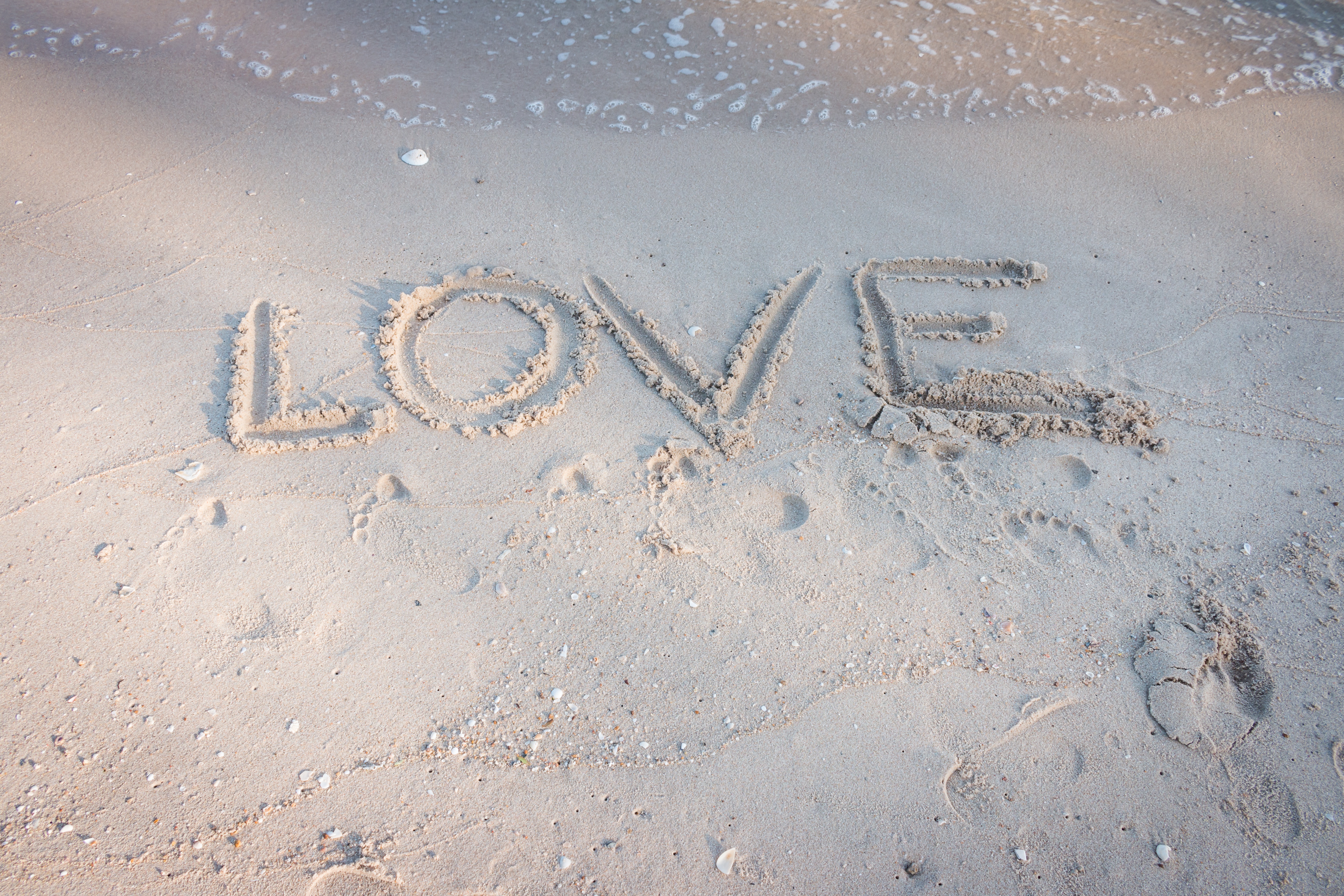 Фотография английская Любовь слова Песок 5472x3648 Английский инглийские песка текст песке Слово - Надпись
