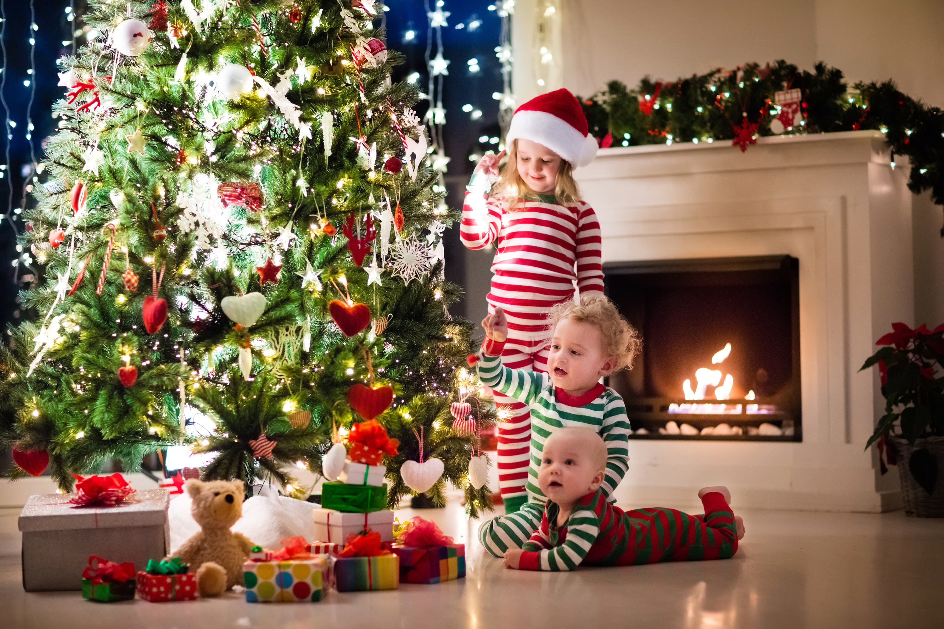 Рождество праздник детей. Наряжаем елку. Дети наряжают елку. Новогодняя елка для детей. Новый год елка.