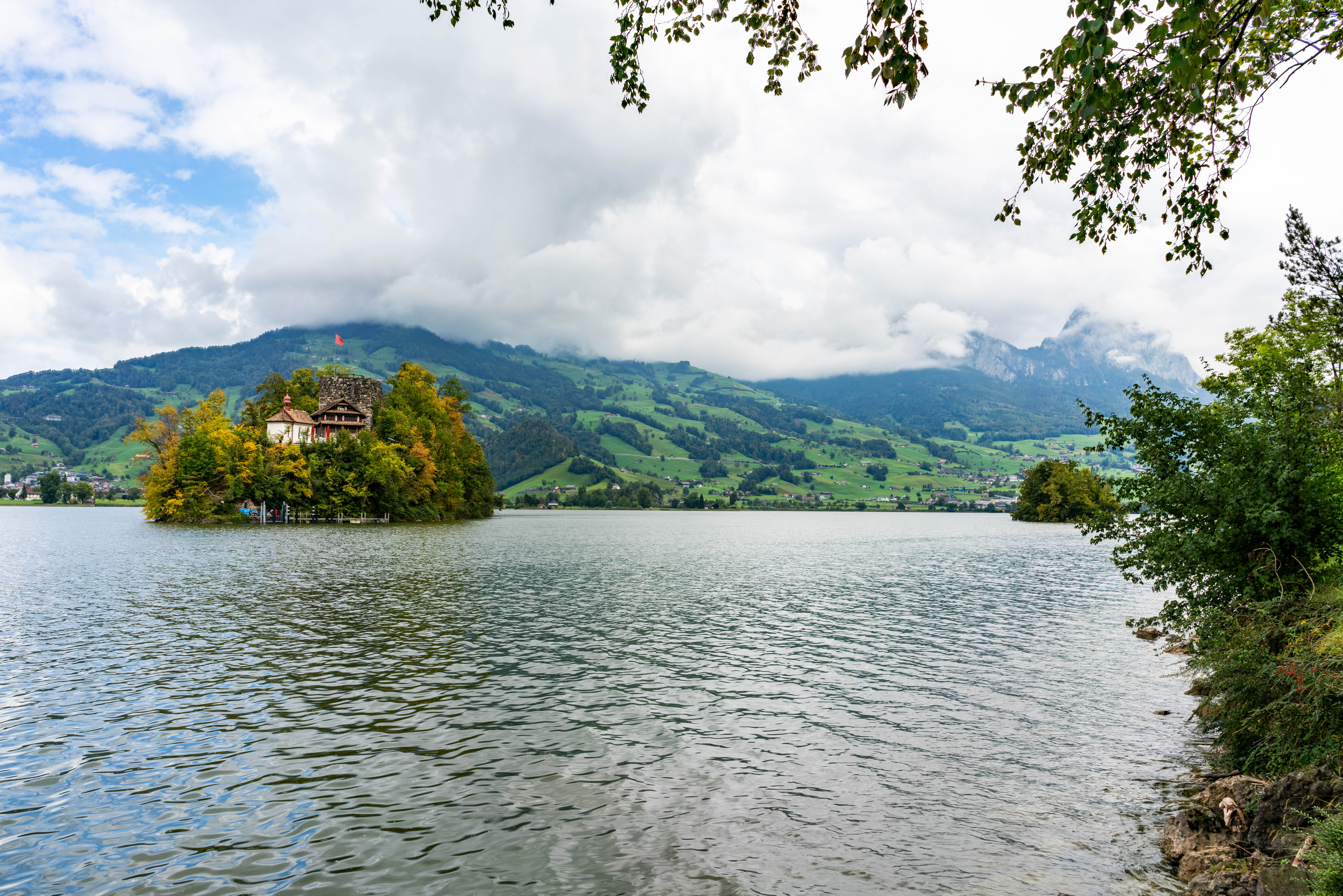 Монастырь на острове озеро Швейцария