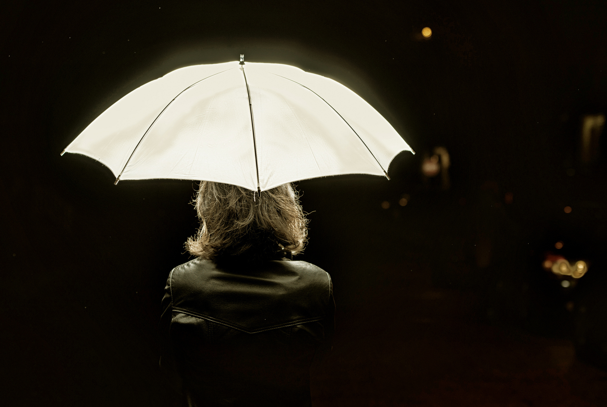 грустная девушка под зонтом загрузить