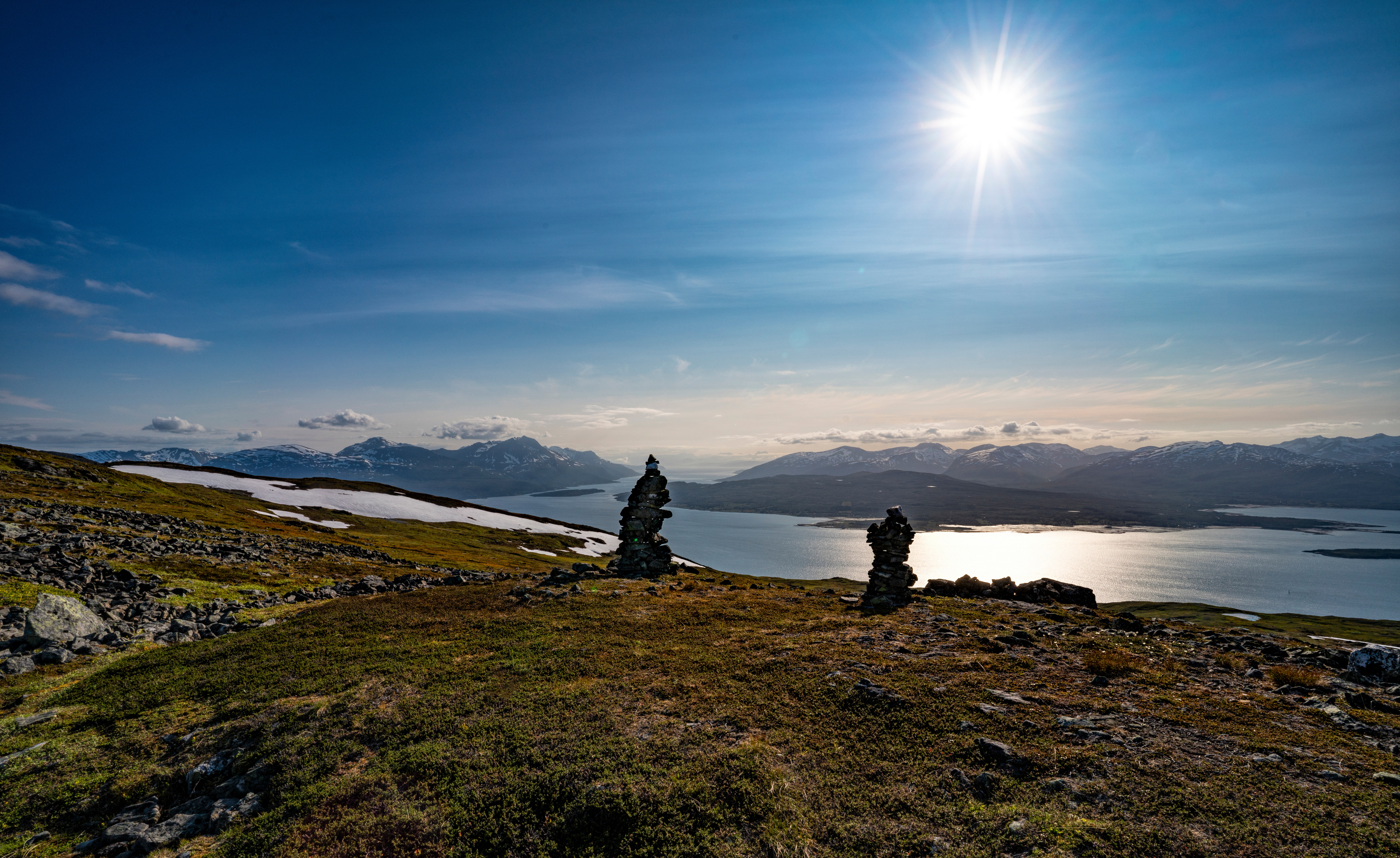 Фотография Норвегия Tromsø солнца Природа Небо Луга Камни 5120x3137 Солнце Камень