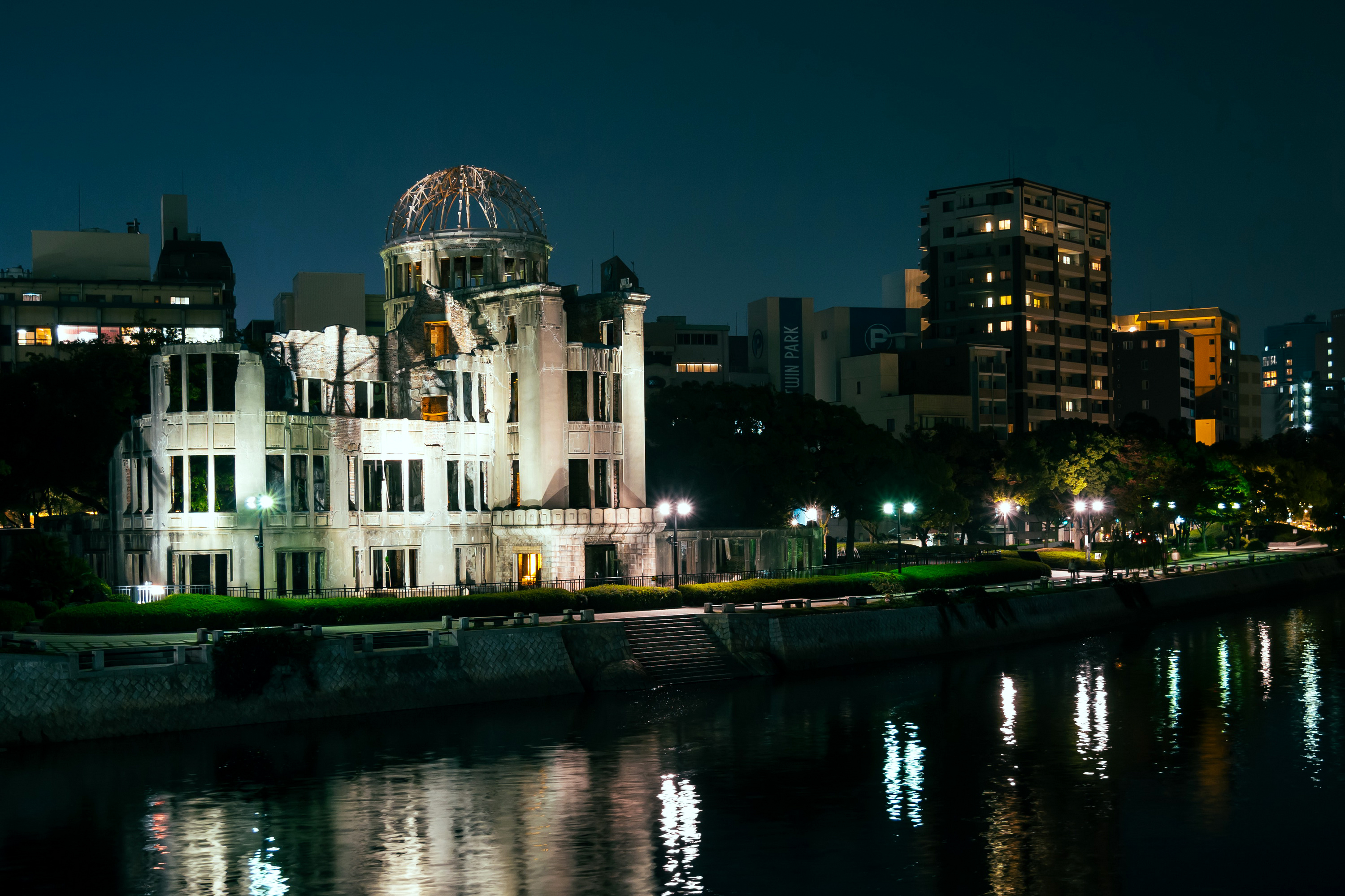 Картинка Япония Hiroshima Peace Memorial (Genbaku Dome) река Ночные Здания Города Ночь Реки речка ночью в ночи Дома город