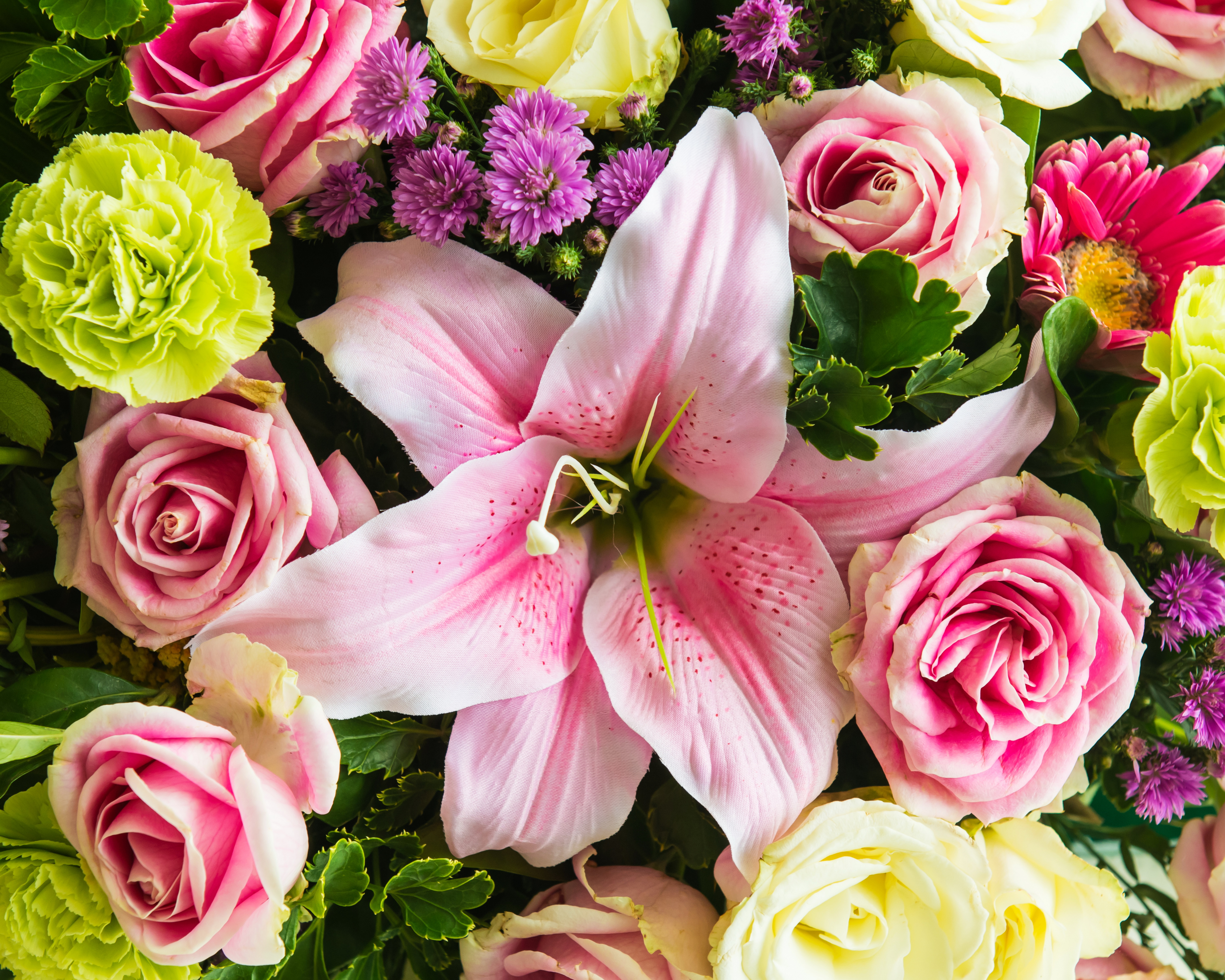 Пожелания с днем рождения женщине лилии. Розы с лилиями. Роуз Лилия цветок. С днём рождения Лилия.