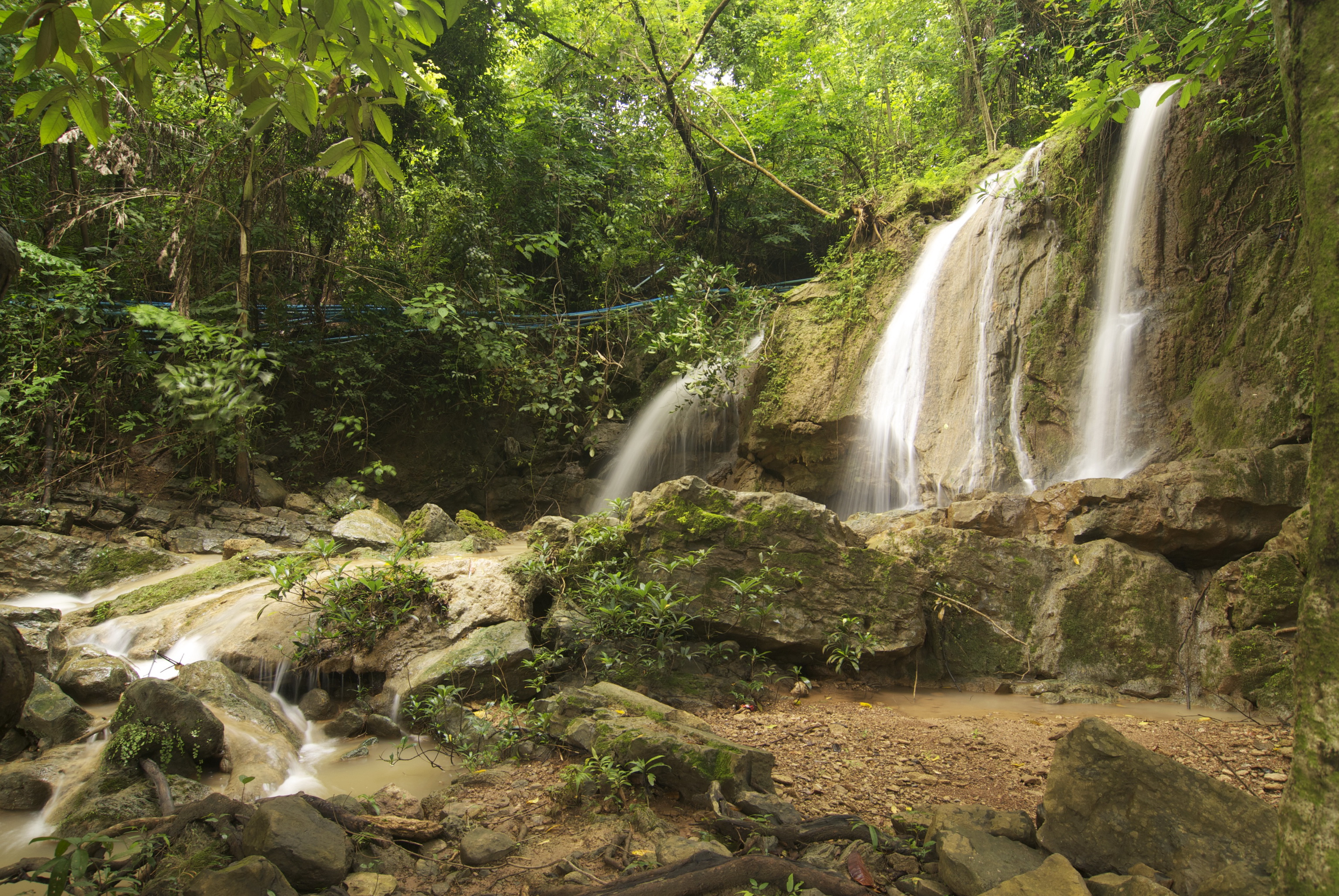Waterfall at Bokarani National Park, Thailand загрузить