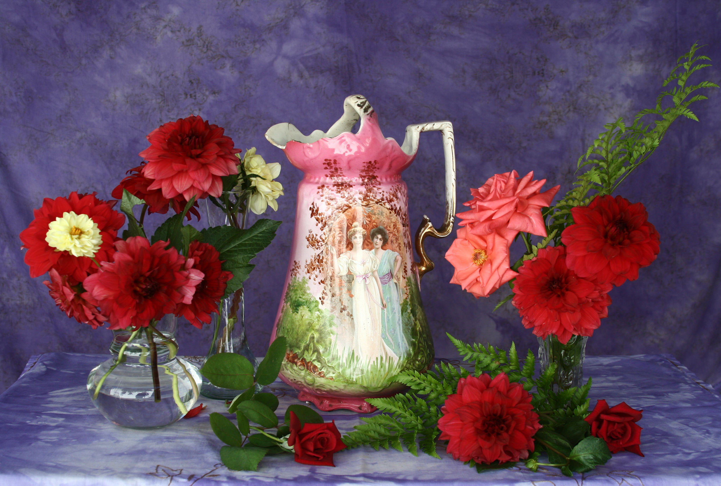 Фотографии роза цветок кувшины Георгины вазе 2480x1672 Розы Цветы Кувшин Ваза вазы