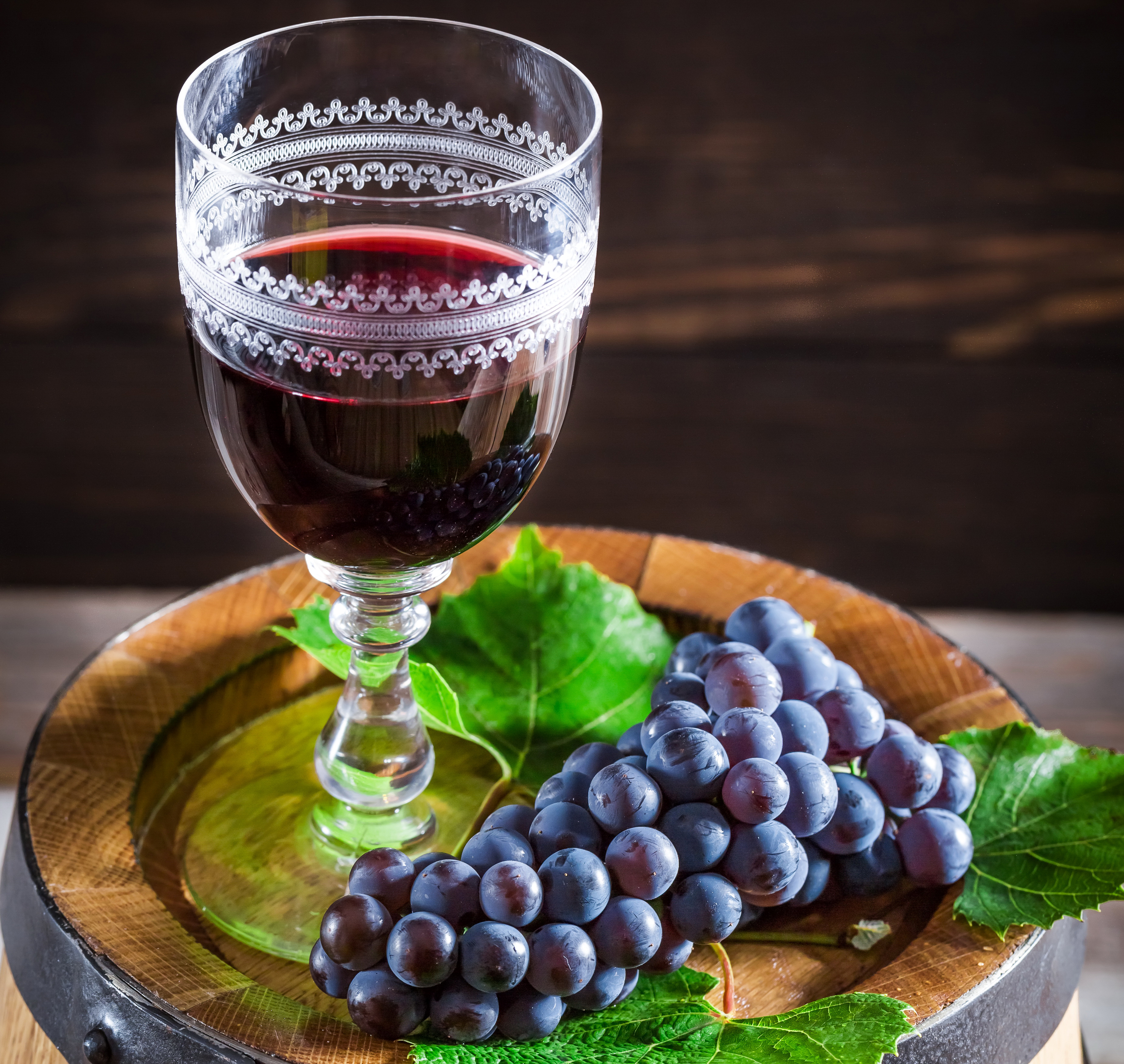 Черный виноград вино. Вино и виноград. Красивое вино. Виноград в бокале. Бокал вина и виноград.