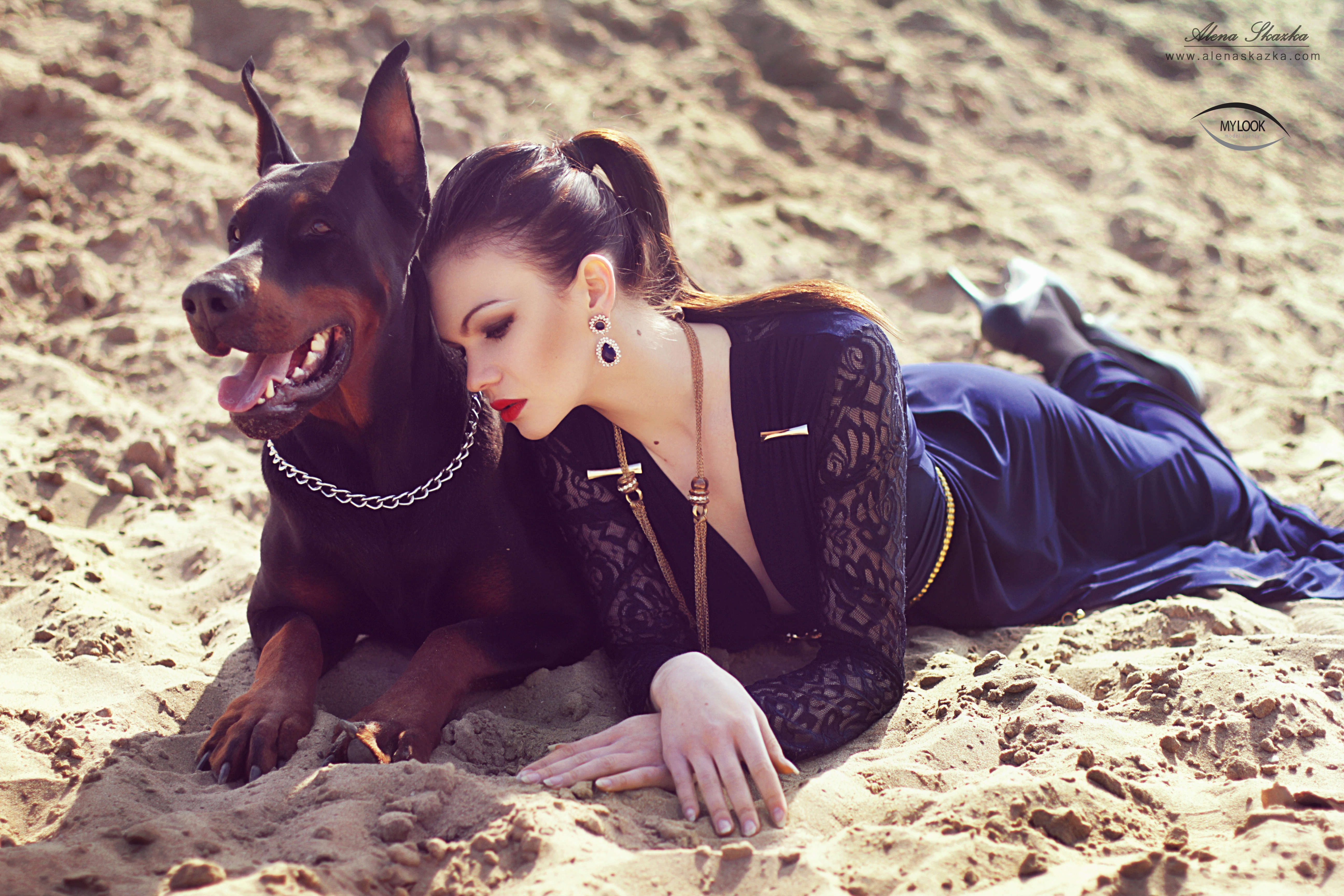 Картинка девушки с собакой. Модель Йована Вентура с доберманом. Зои Дойч с доберманом. Доберман Кендалл Дженнер.