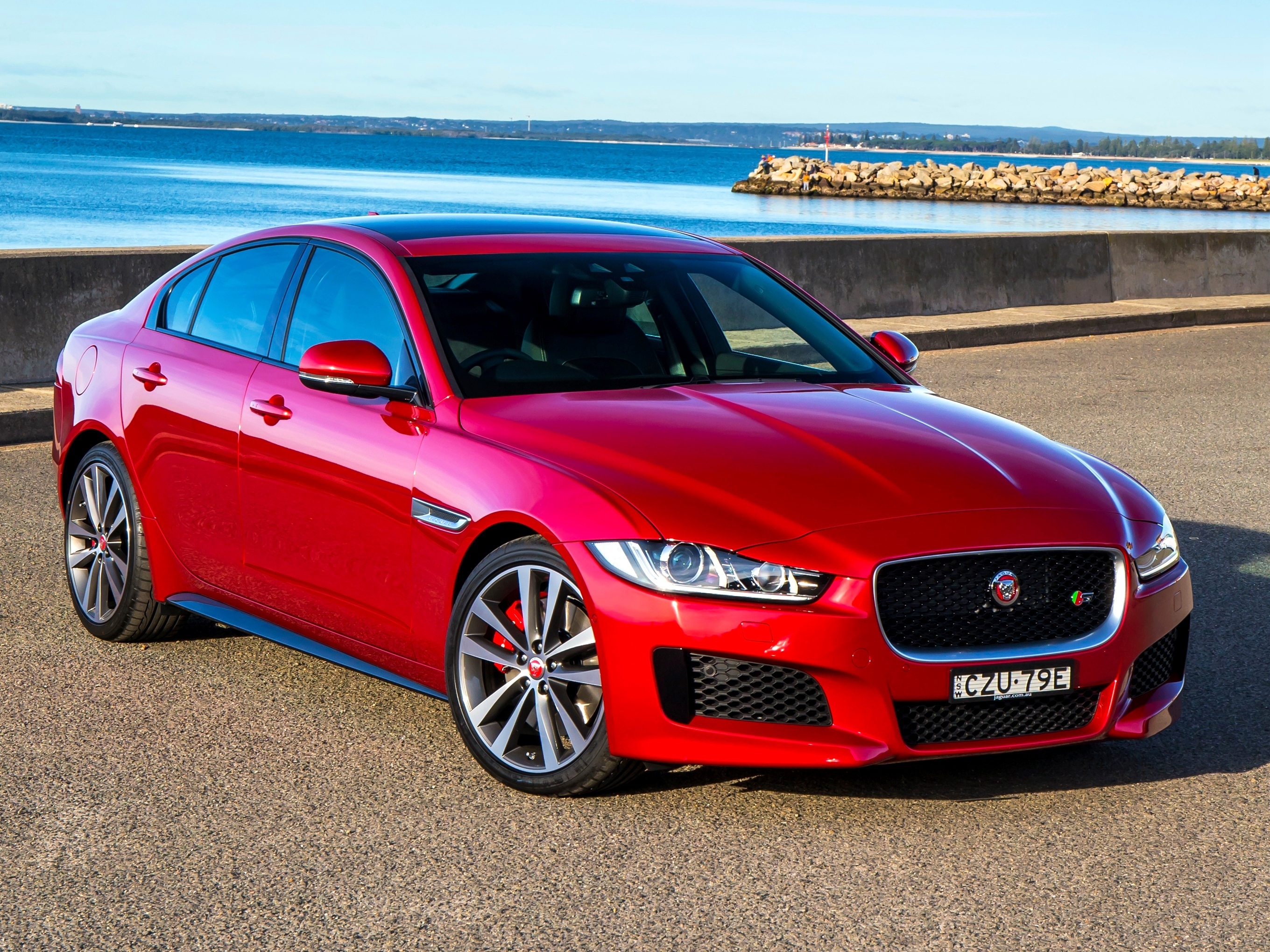 Красный 2015. Jaguar xe 2015. Jaguar xe красный. Ягуар xe s 2015. Jaguar xe s.