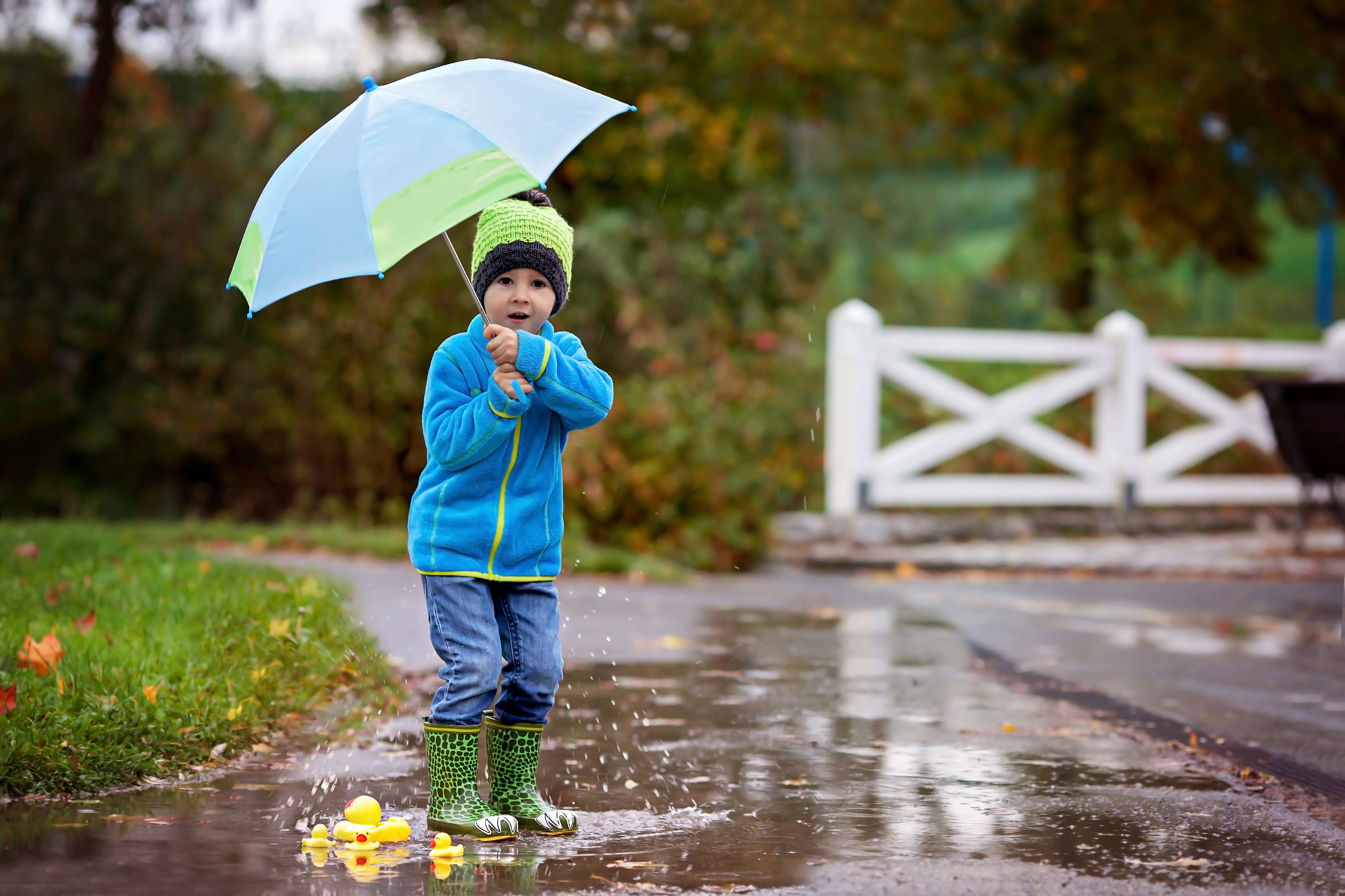 Гулять зонтиком. Зонтик для детей. Мальчик с зонтиком. Дети под зонтом. Осень дети под дождем.