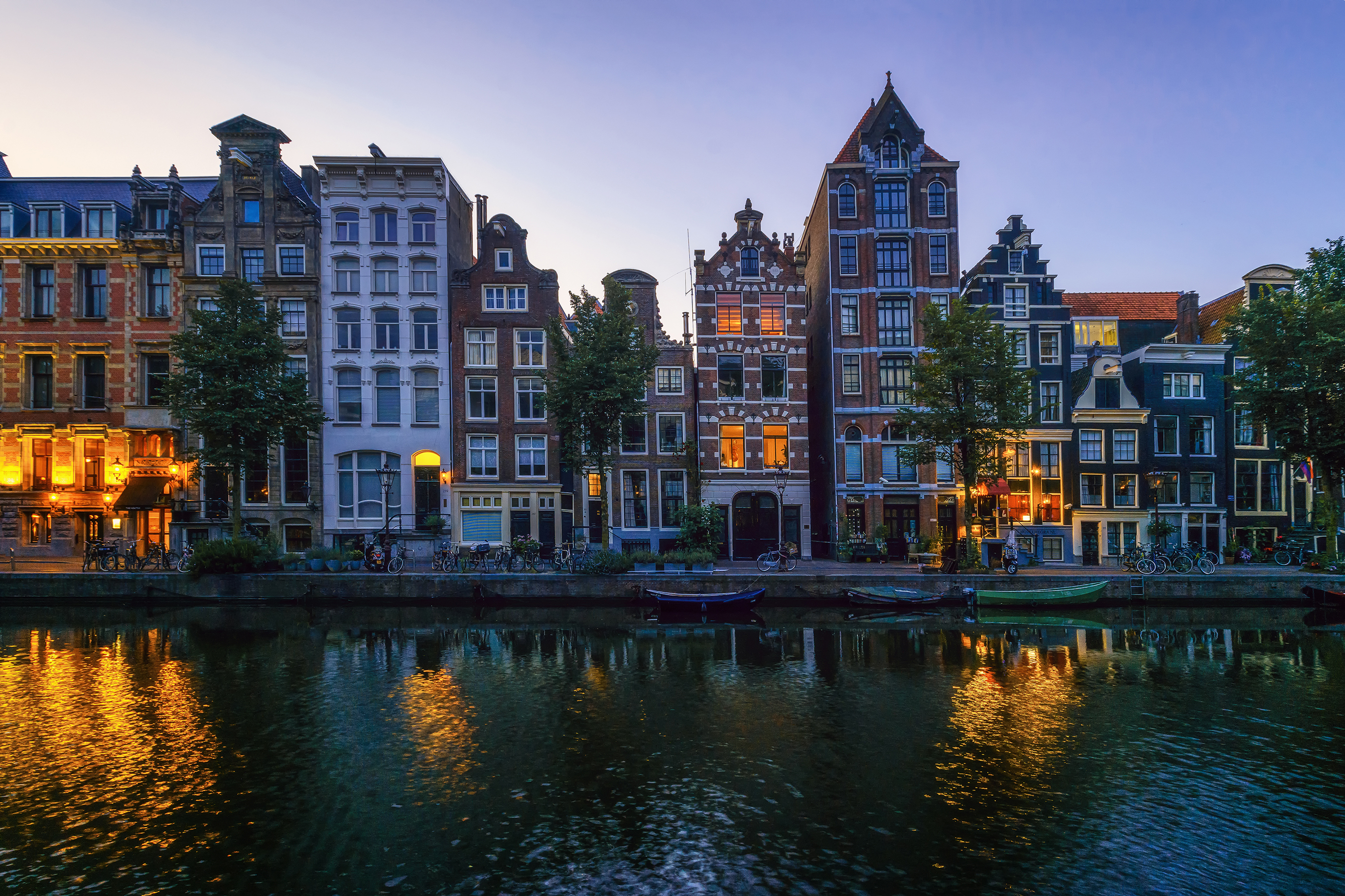 Улицы и дома на реке. Голландия Нидерланды Амстердам. Амстердам столица Амстердам столица. Амстердам Amsterdam Нидерланды. Столица королевства Нидерланды.