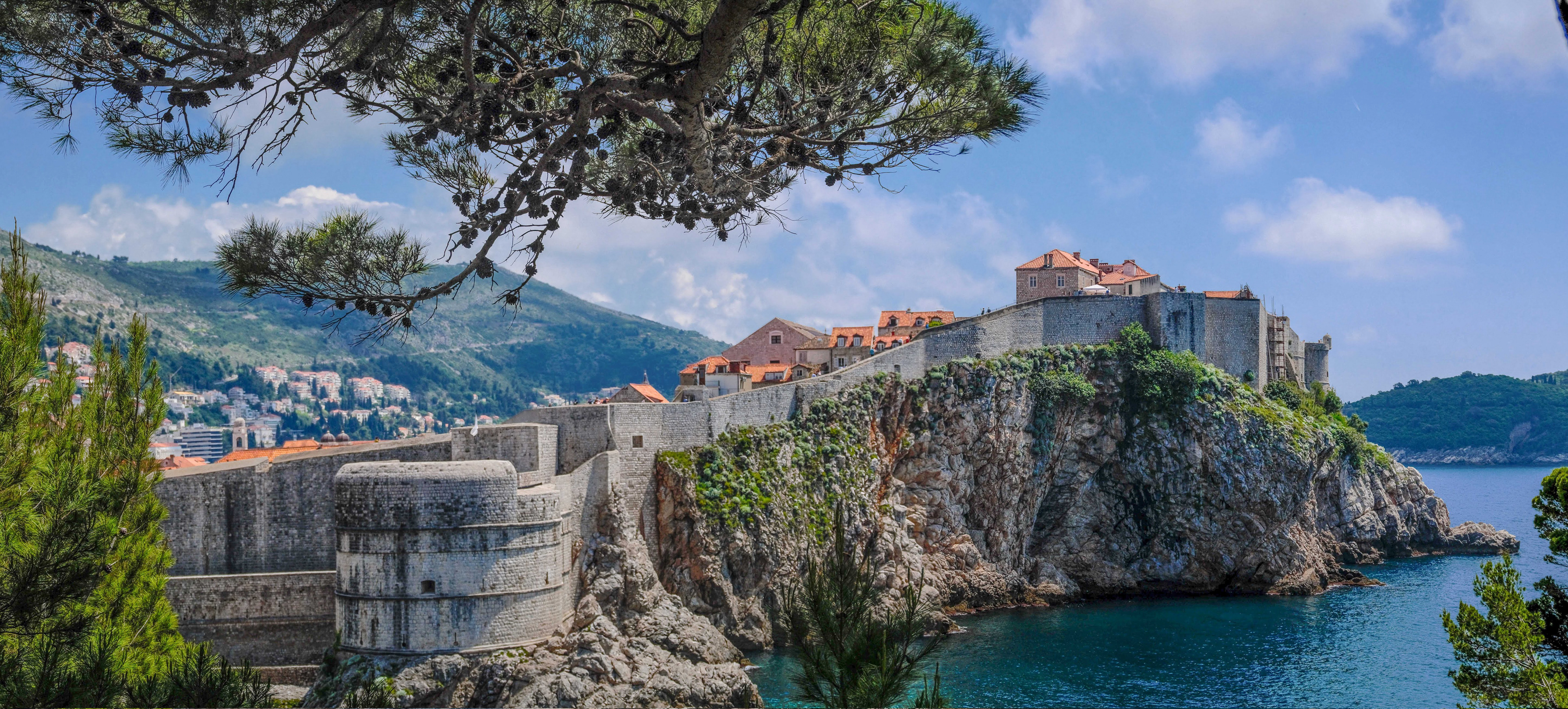 Дубровник хорватия. Адриатическое море Дубровник. Хорватия стена Дубровник. Замок в Хорватии Дубровник.