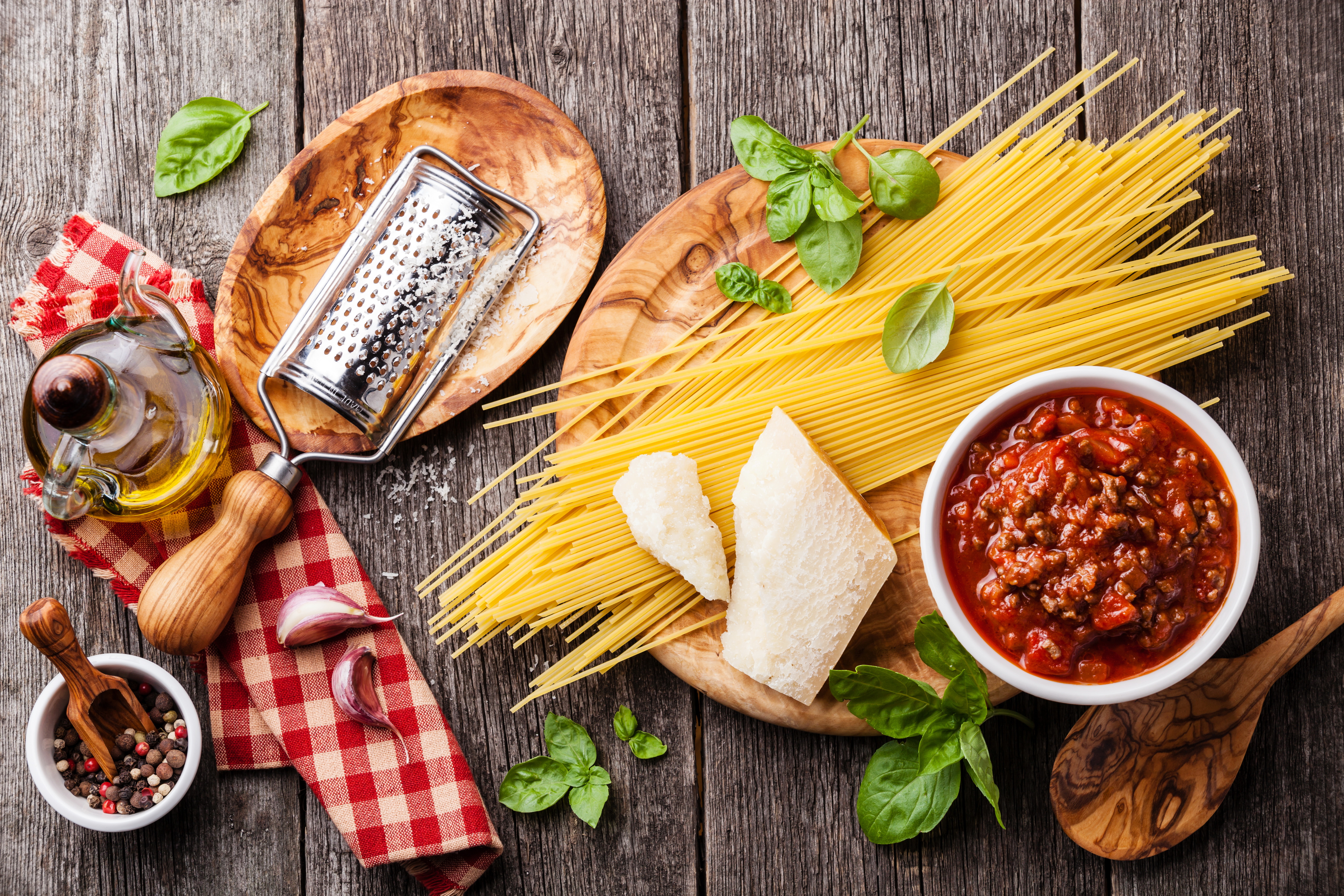 Кухня еда. Итальянская кухня. Еда на деревянной доске. Итальянский стол с едой. Продукты на деревянном столе.