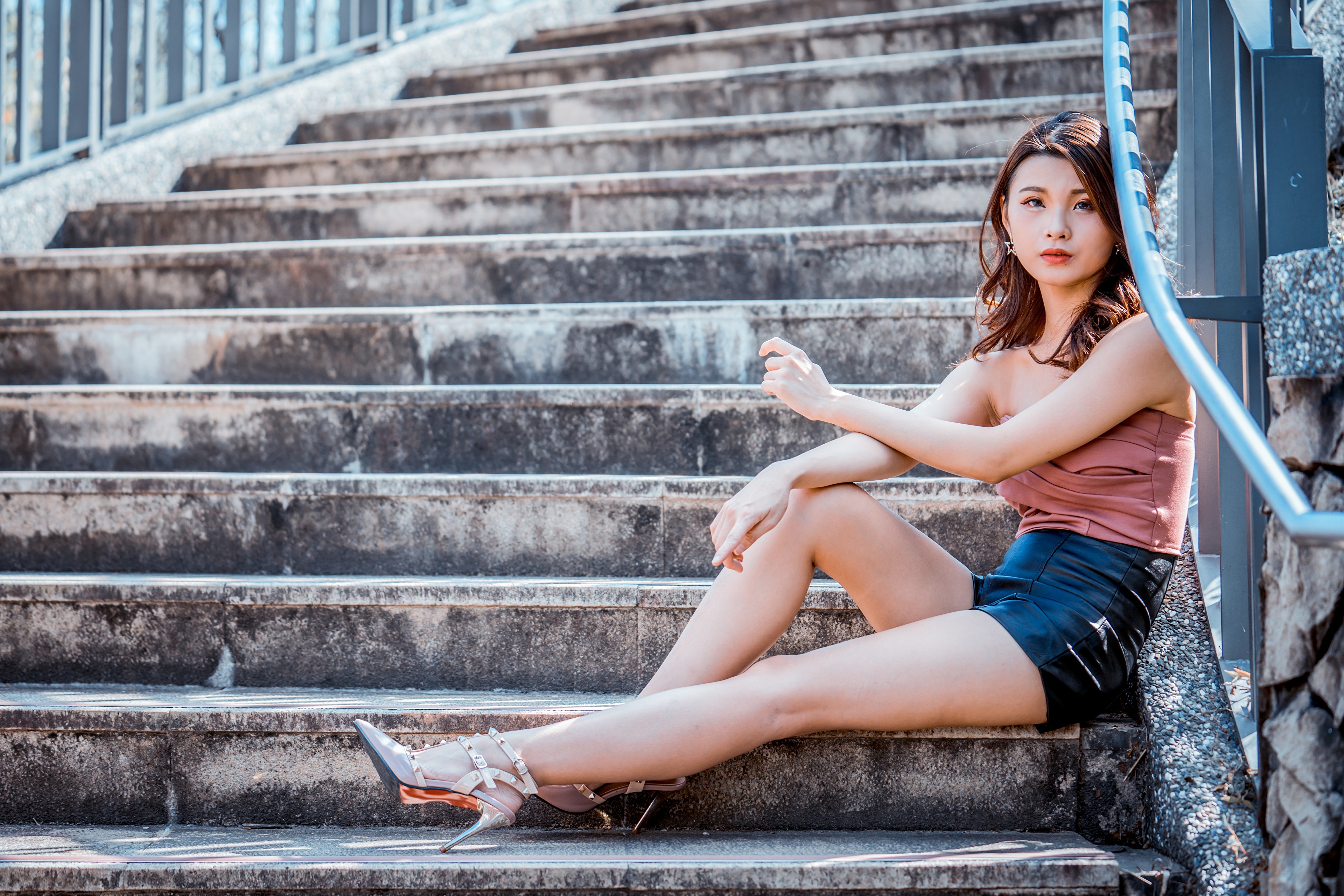 Фотографии шатенки Лестница молодая женщина ног азиатка сидящие Туфли Шатенка Девушки девушка лестницы молодые женщины Ноги Азиаты азиатки сидя Сидит туфель туфлях