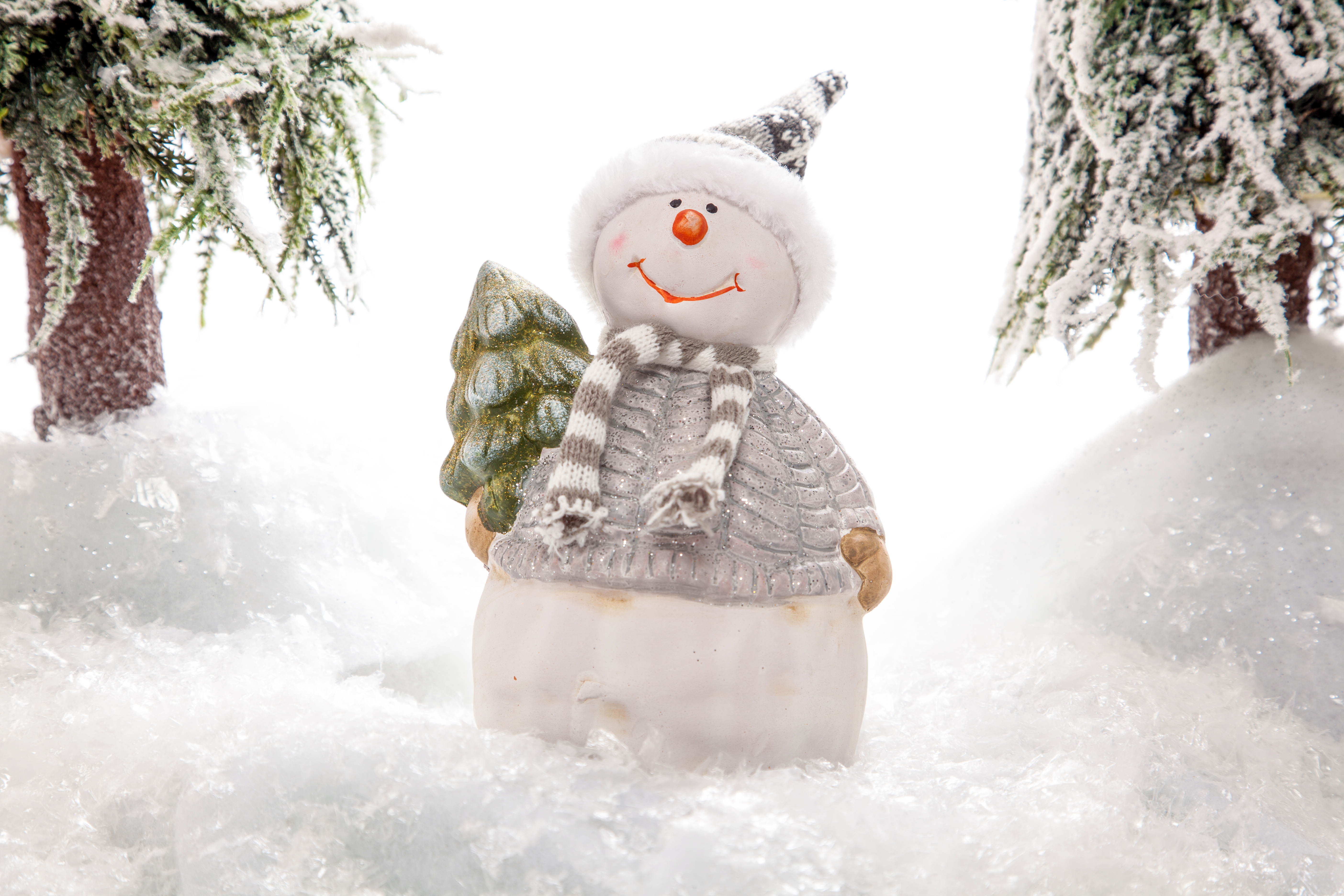 Картинка Новый год Шапки снегу снеговик Праздники 5616x3744 Рождество шапка в шапке Снег снега снеге Снеговики снеговика
