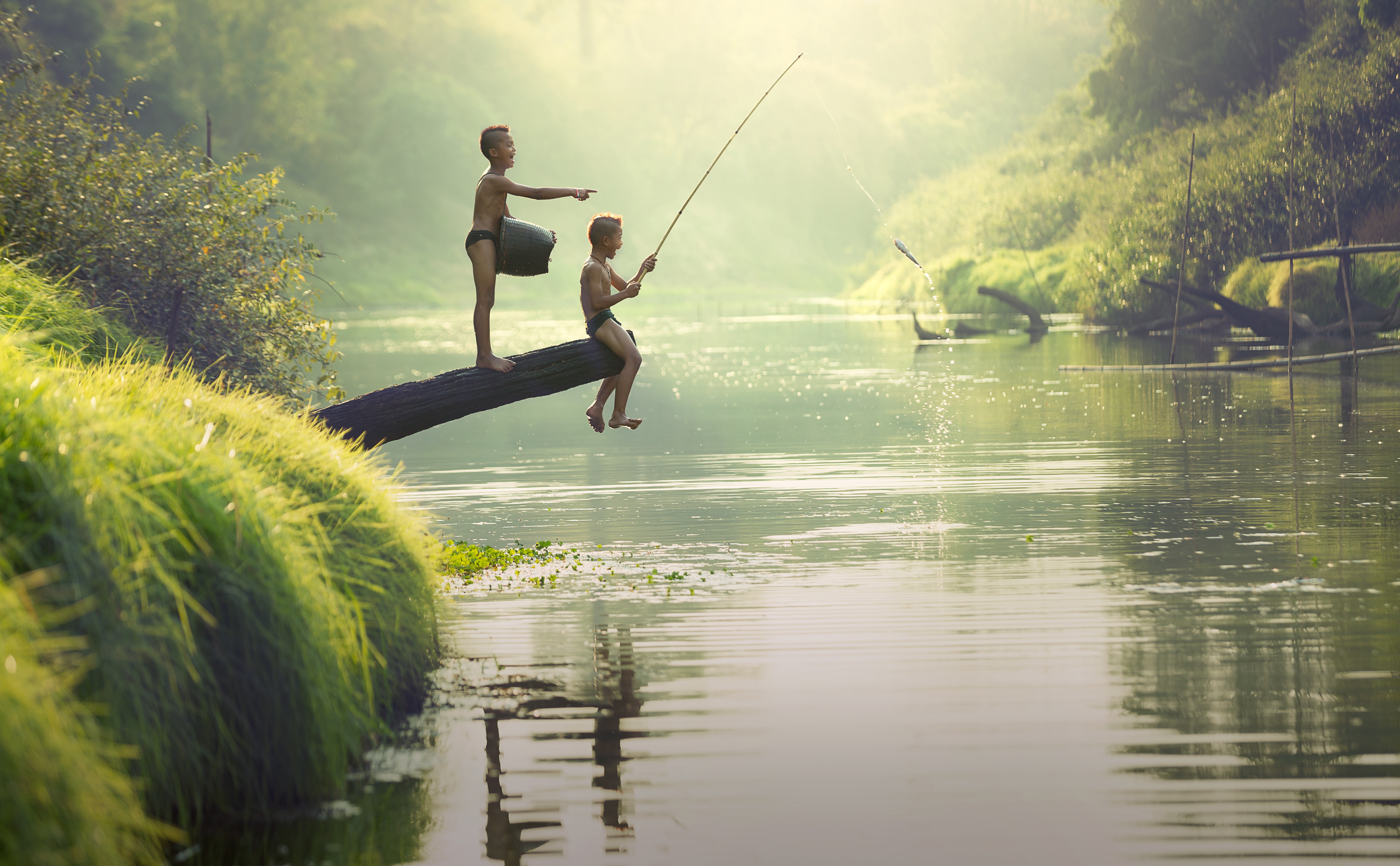 Мальчик на берегу озера. Летом на речке. Пейзаж с рыбаком. Мальчики на речке. Лето речка.