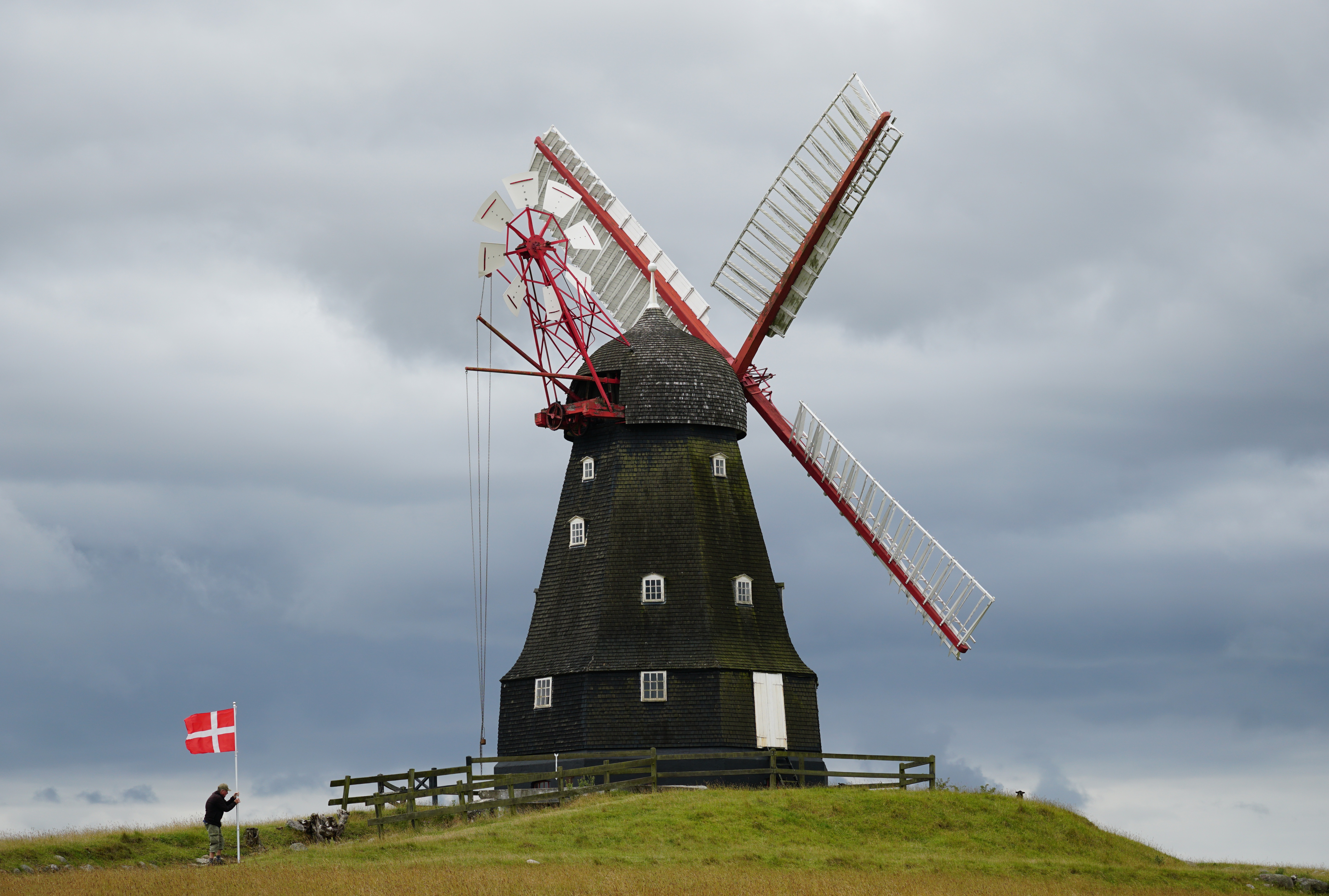 Обои для рабочего стола Дания Мельница Langeland флага холмов мельницы ветряная мельница холм Флаг Холмы