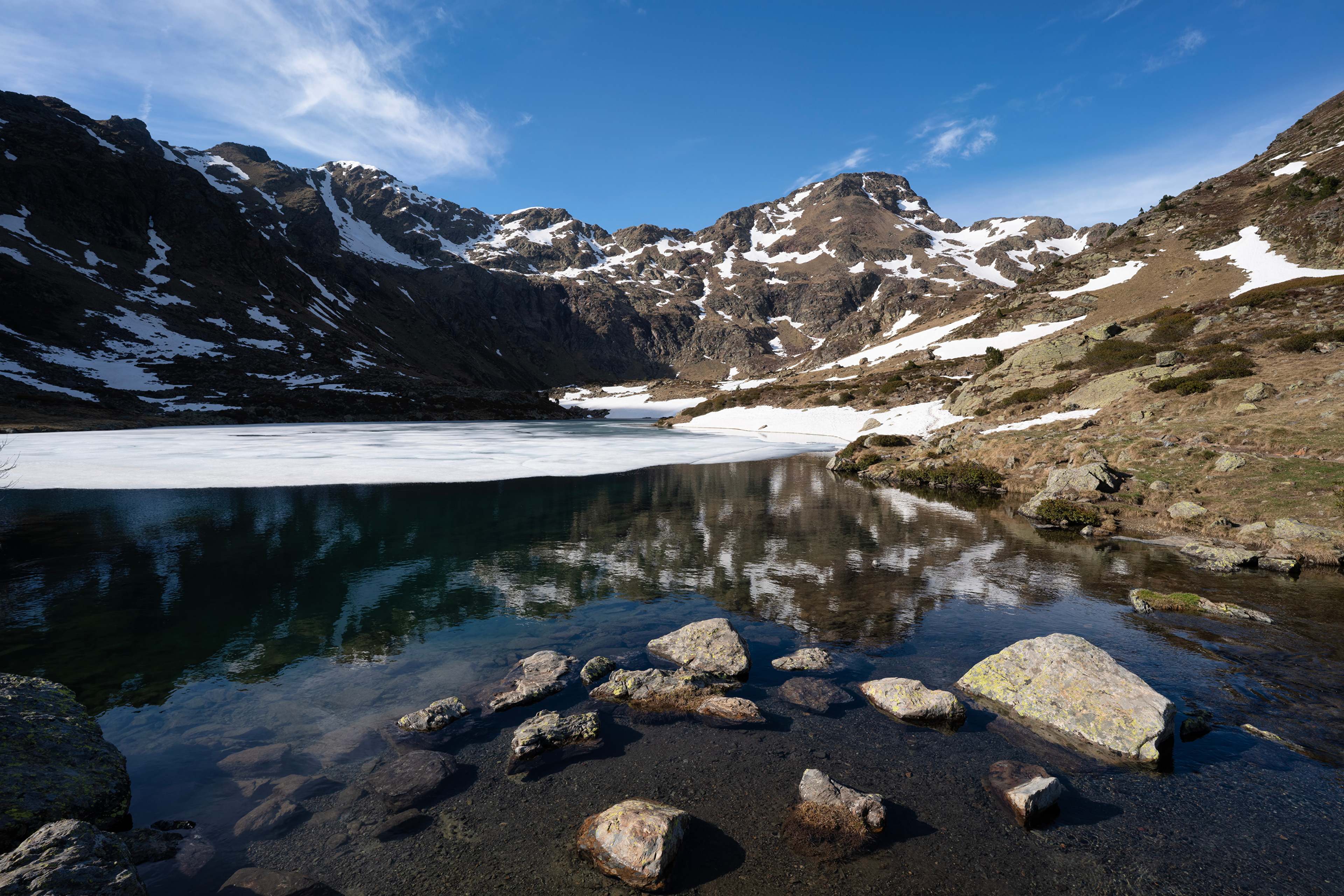Картинка Андорра гора Природа Озеро Камень 3840x2561 Горы Камни