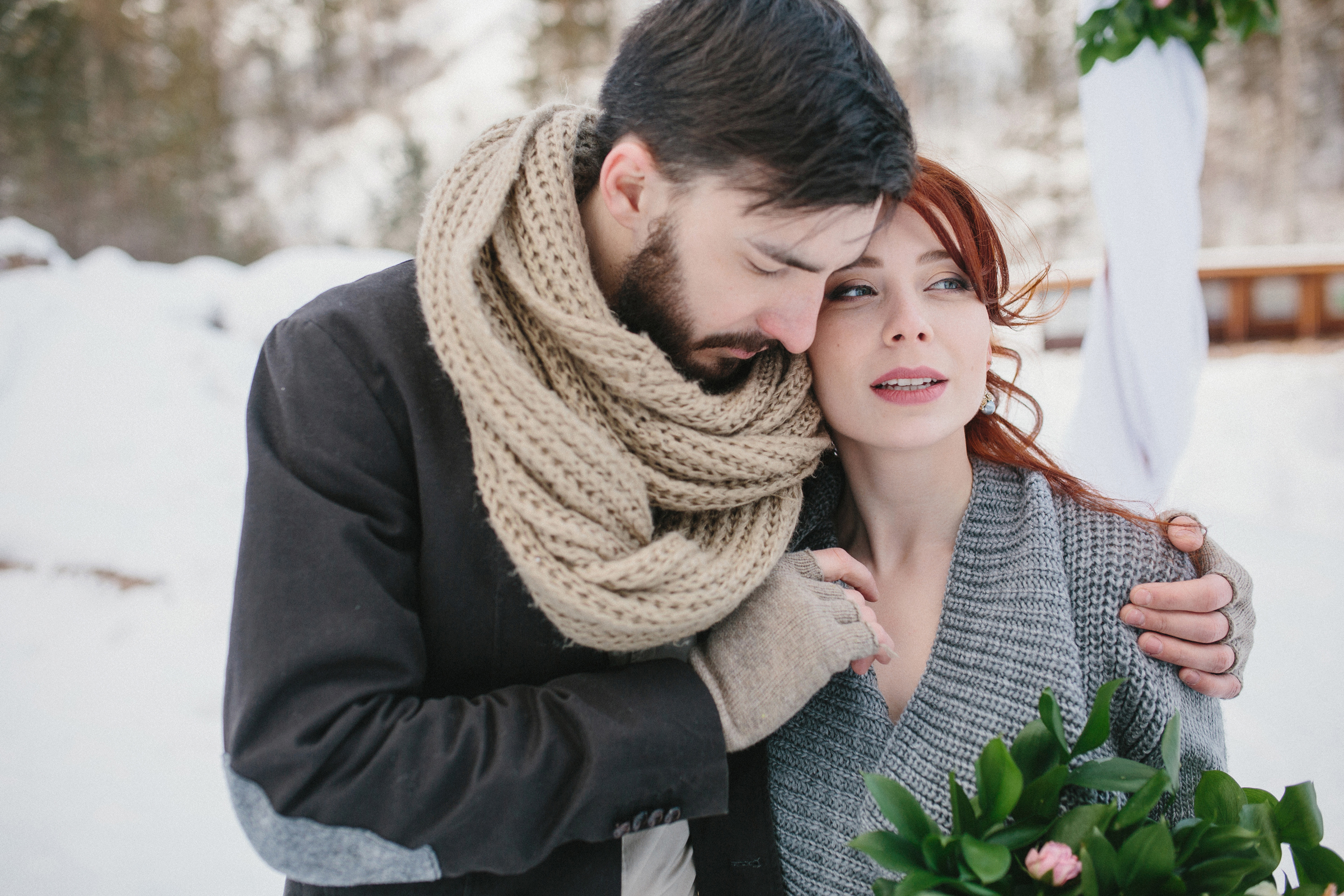 5 января мужчина. Влюбленные зимой. Мужчина и женщина зимой. Парень и девушка зима. Зима любовь.