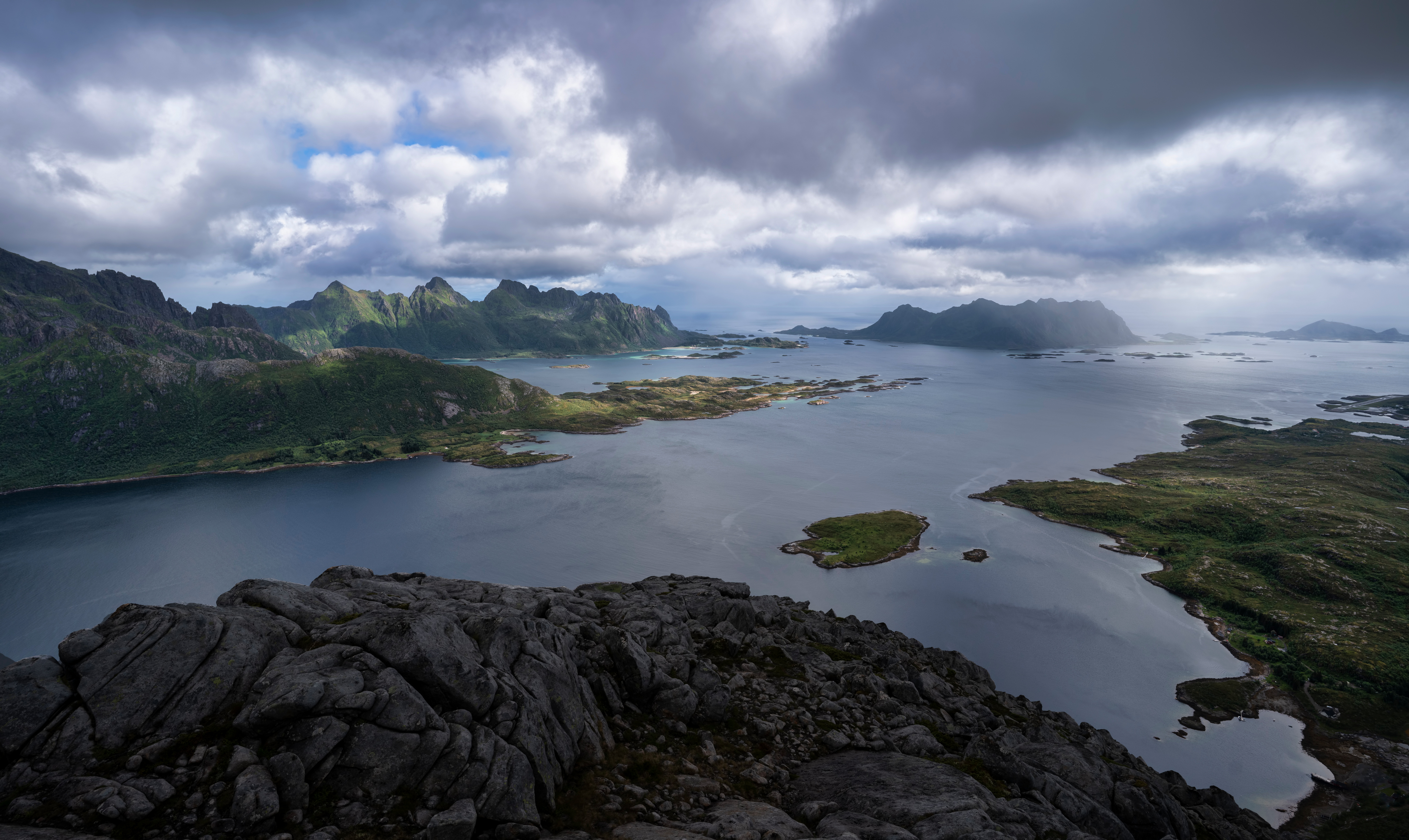 Картинки Лофотенские острова Норвегия Vestpollen Фьорд гора Природа облачно Горы Облака облако
