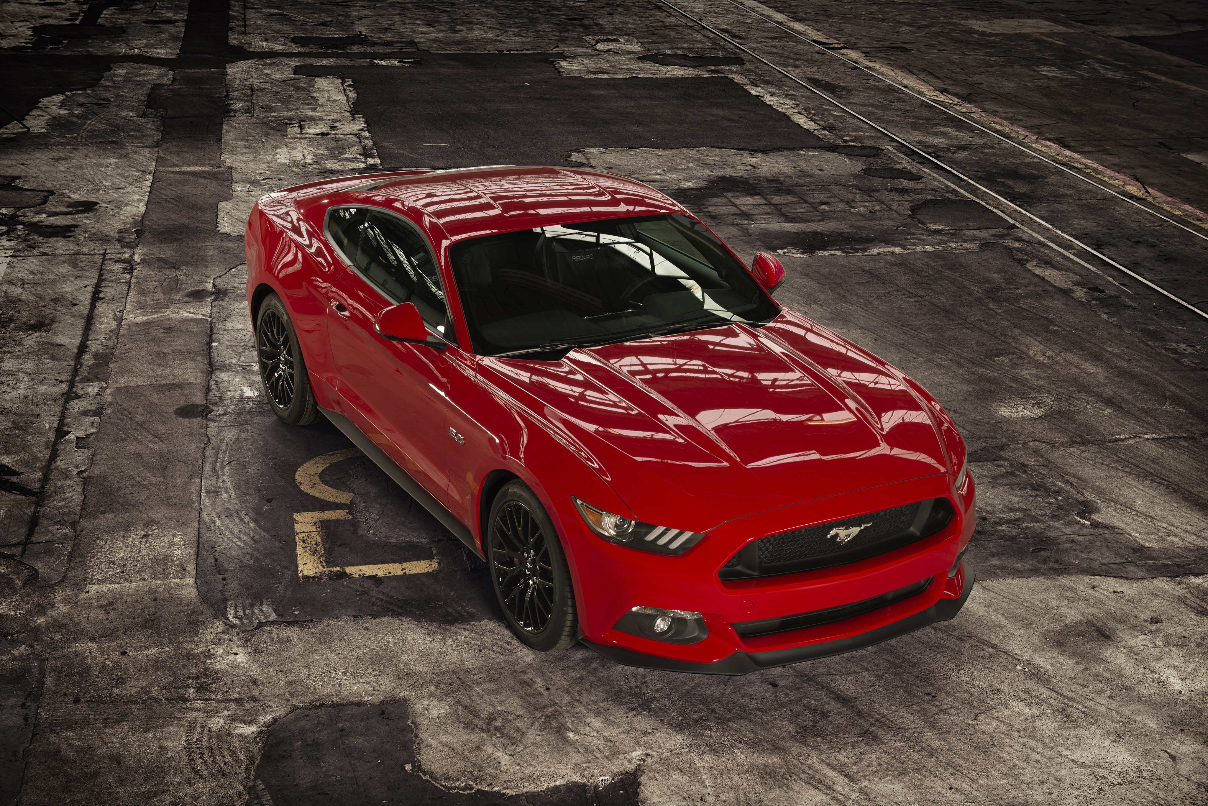 Красный Ford Mustang бесплатно