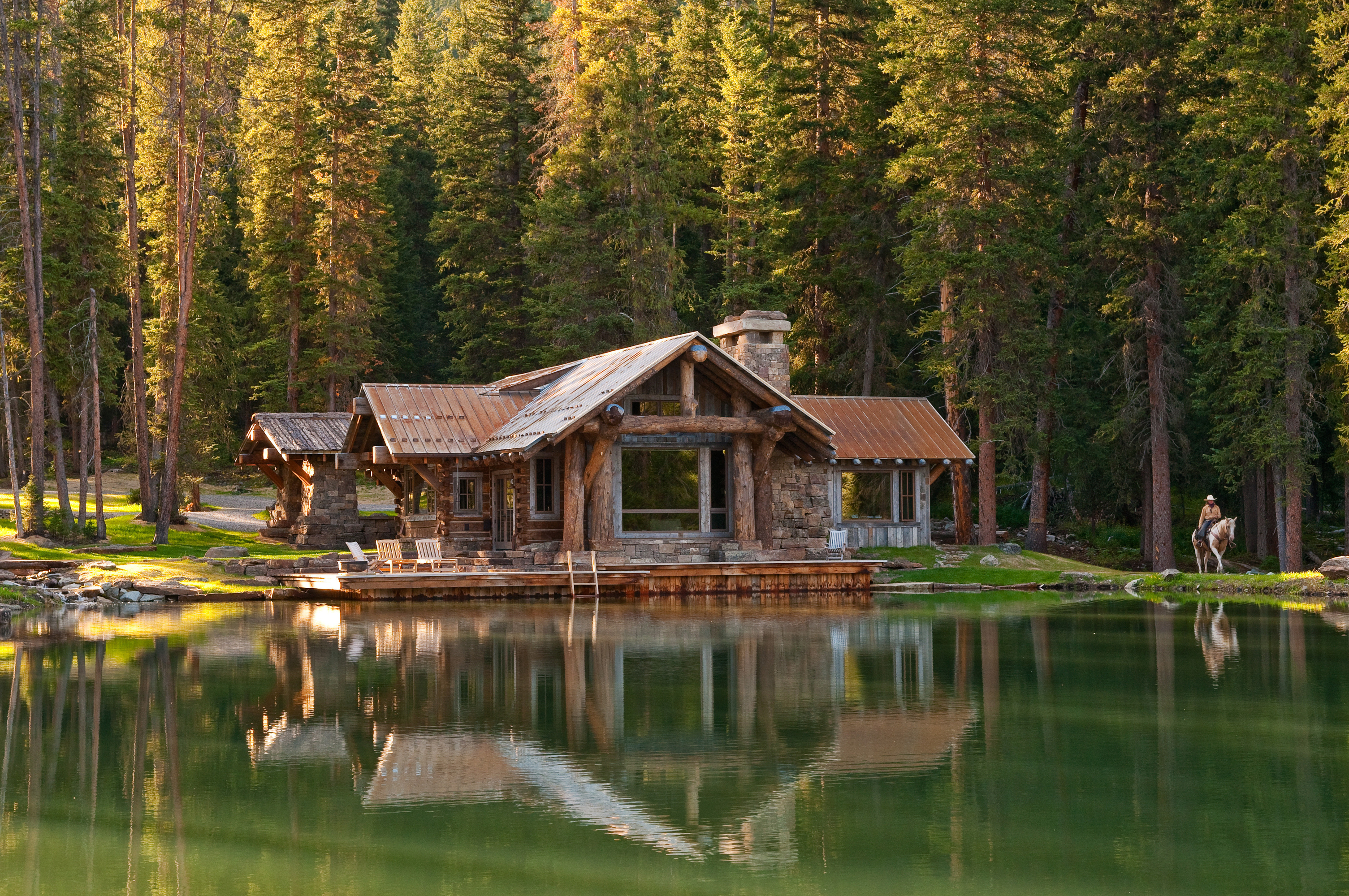 Глубокое озеро домики. Дом у озера штат Монтана. Лес горы штат Монтана домик у озера. Фахверк Швейцария горы озеро лес. Изумрудное озеро Honka.