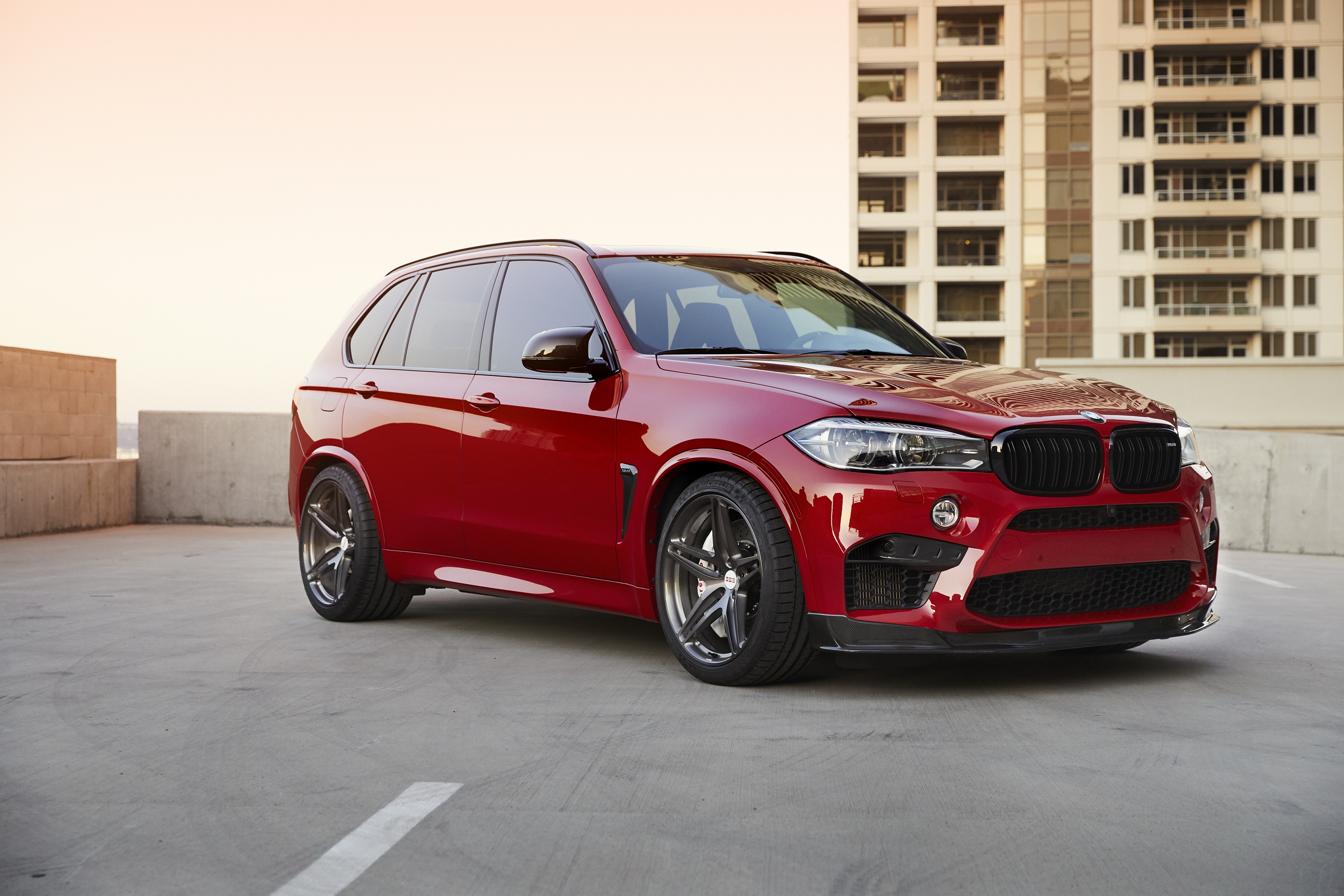 Красная икс 5. BMW x5m 2018. BMW x5m f85 Red. БМВ x5 f85. BMW x5 красная.