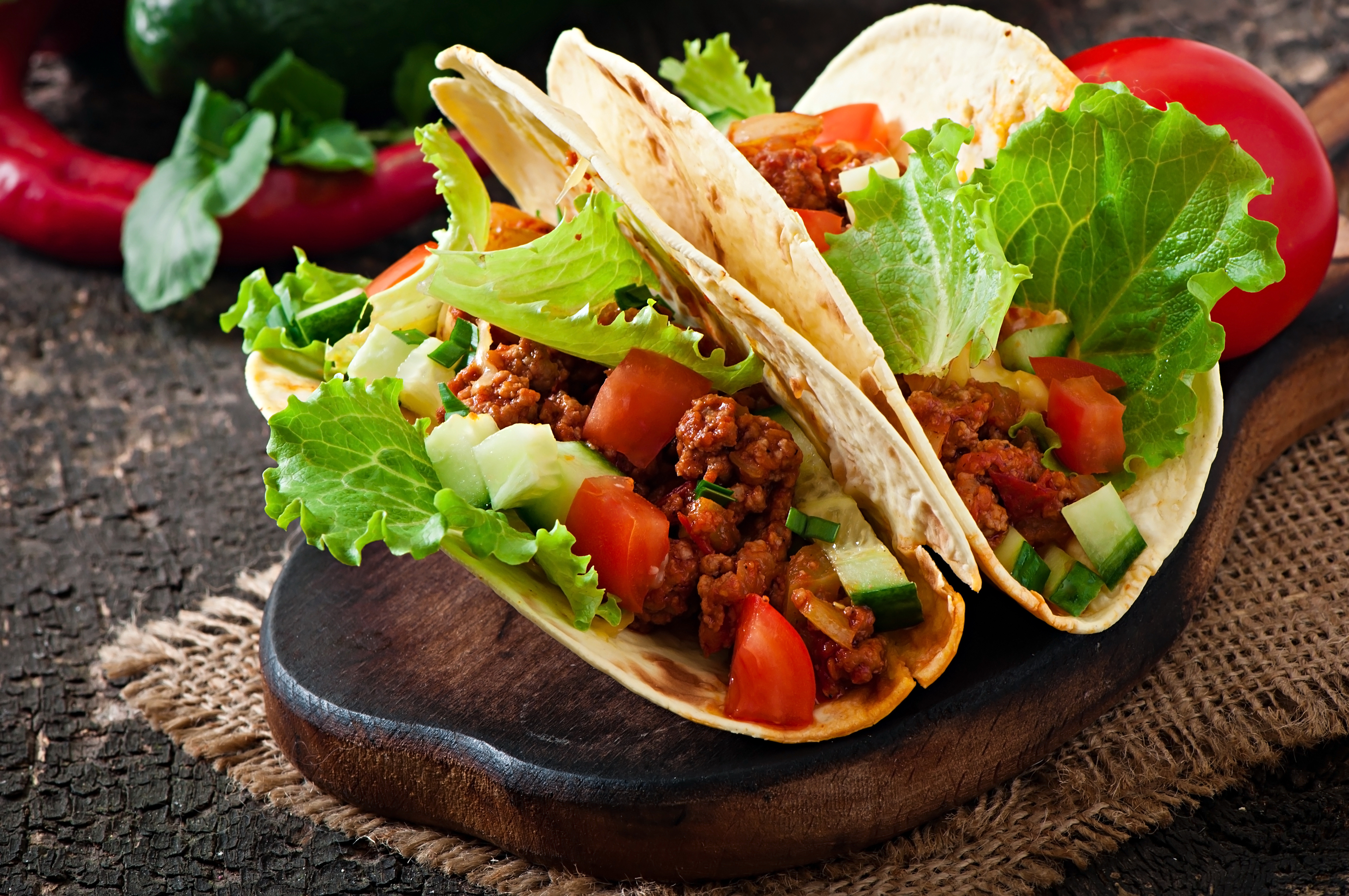 Фастфуд Блины Мясные продукты Овощи Mexican tacos Двое Еда фото 8576x5696 П...
