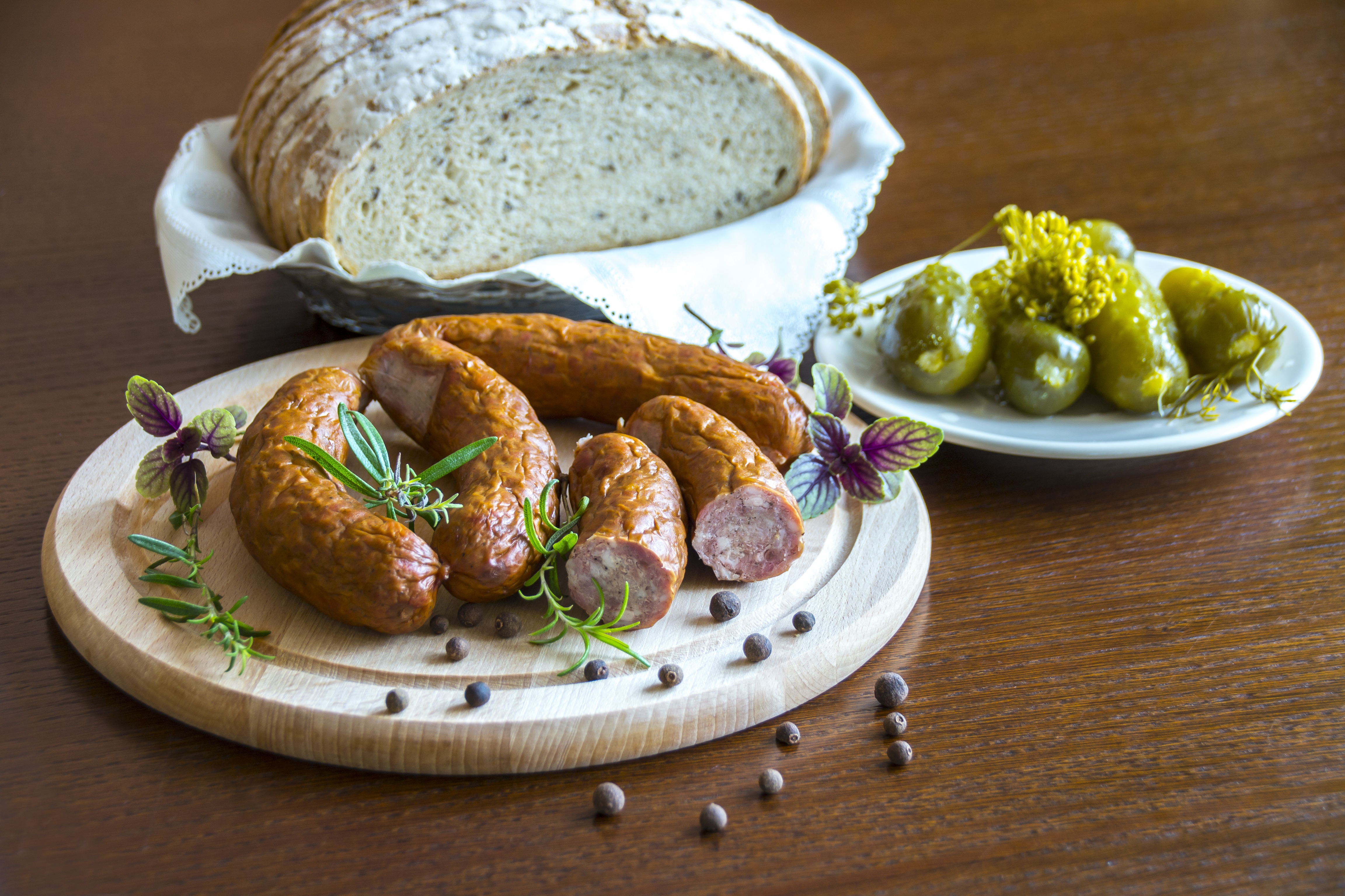 Фотография Огурцы Колбаса Перец чёрный Хлеб Пища Разделочная доска Еда Продукты питания разделочной доске
