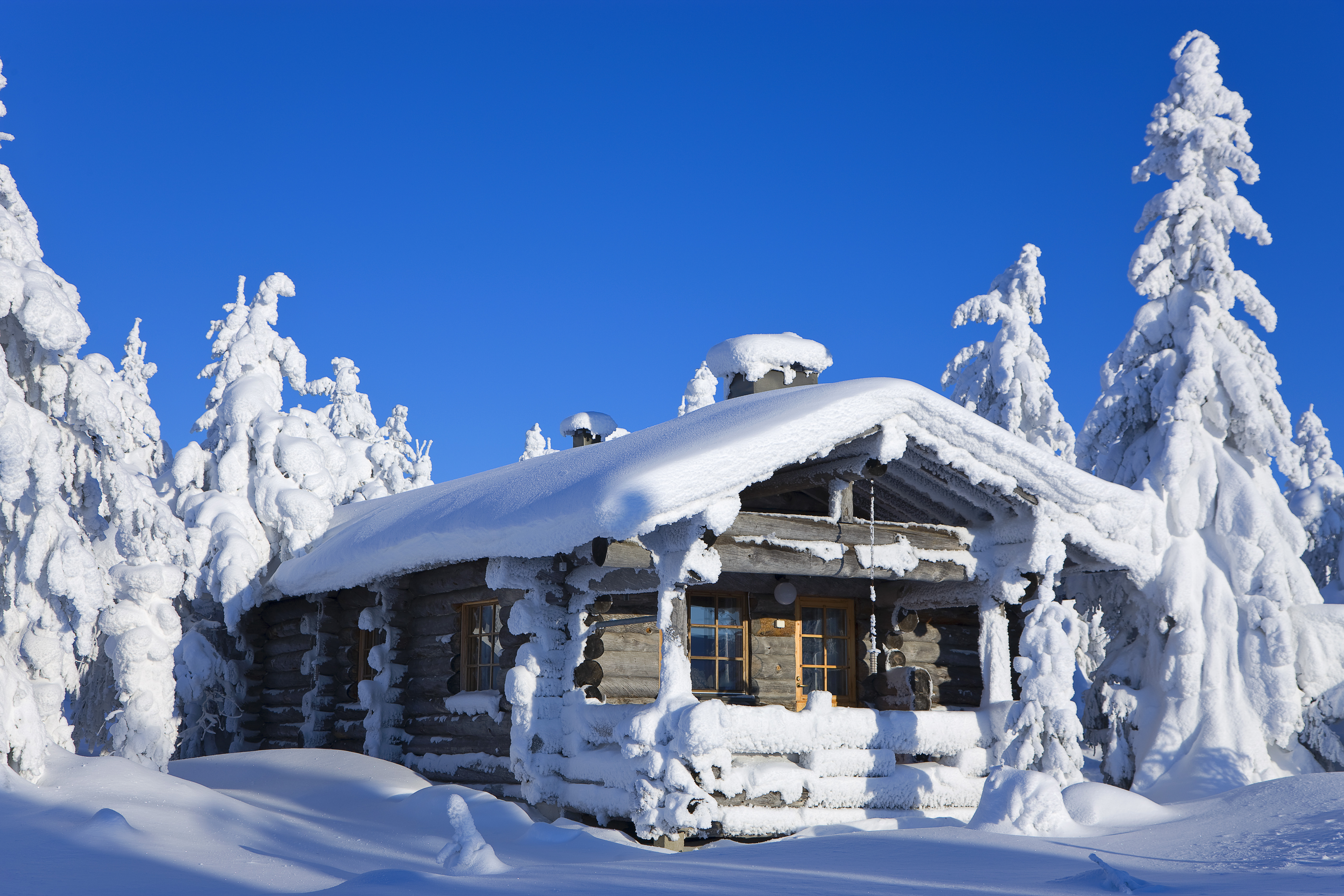 Домики в снегу фото. Финляндия зима Лапландия. Лапландия Финляндия природа. Зимний дом. Домик в зимнем лесу.