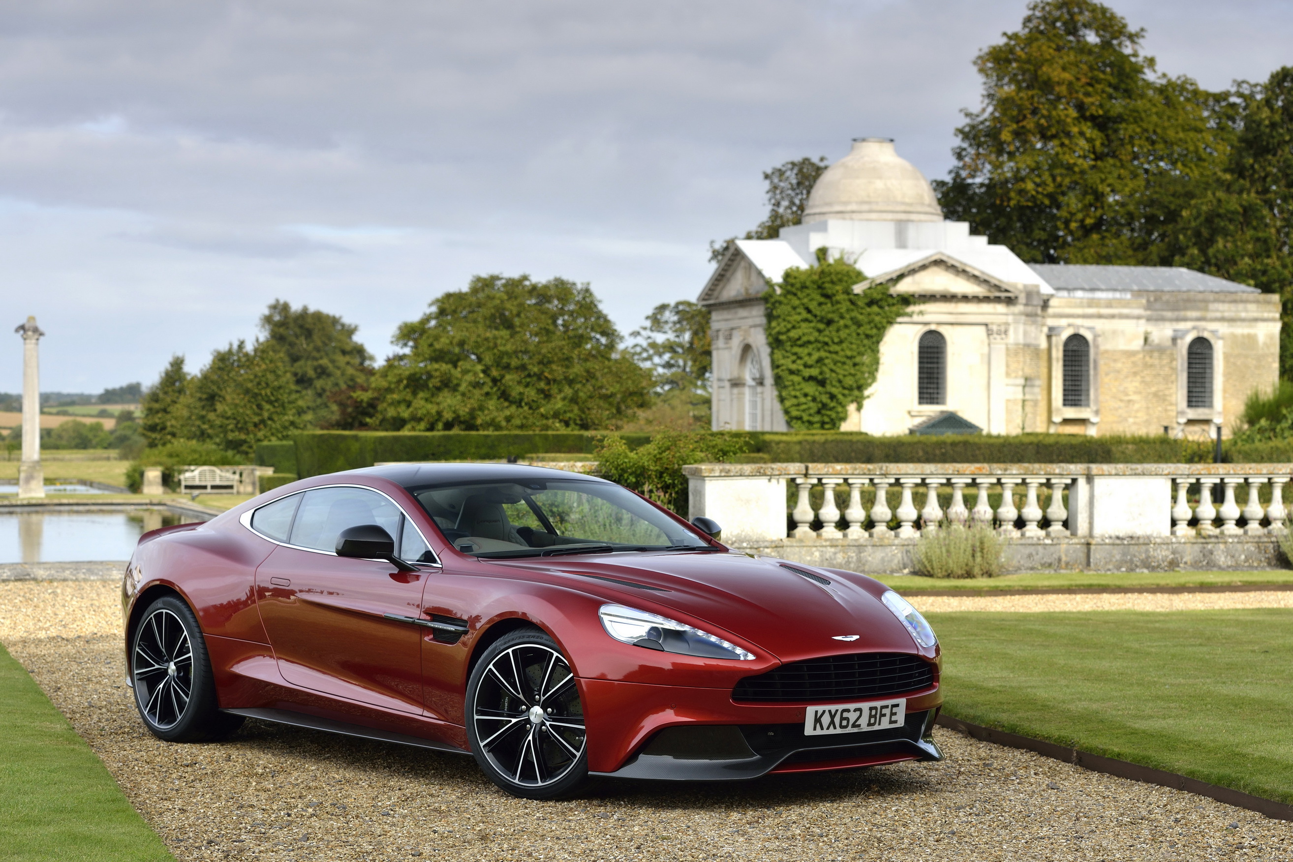 Aston Martin на берегу озера без смс