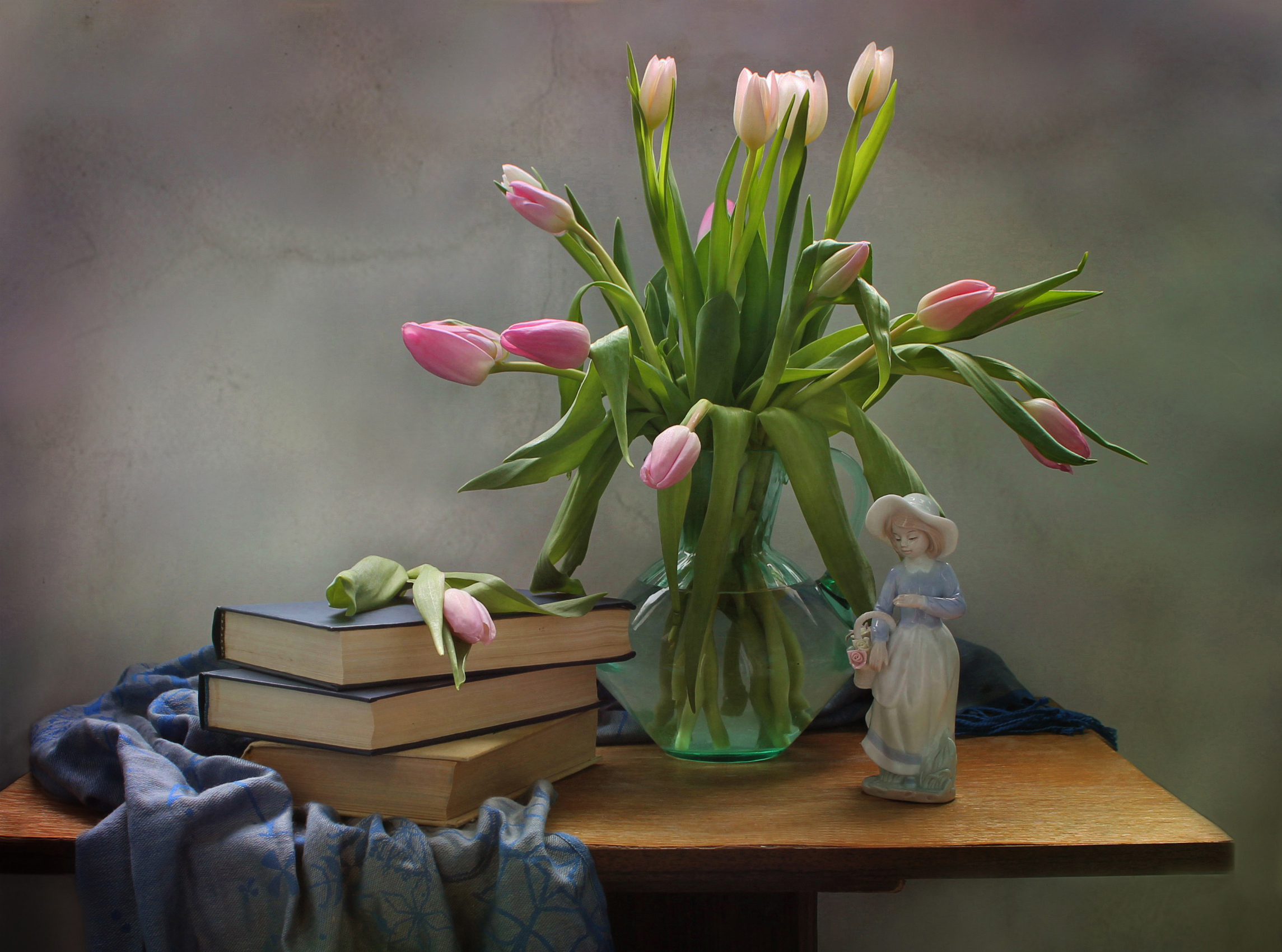 Натюрморт цветы в вазе и книги на столе
