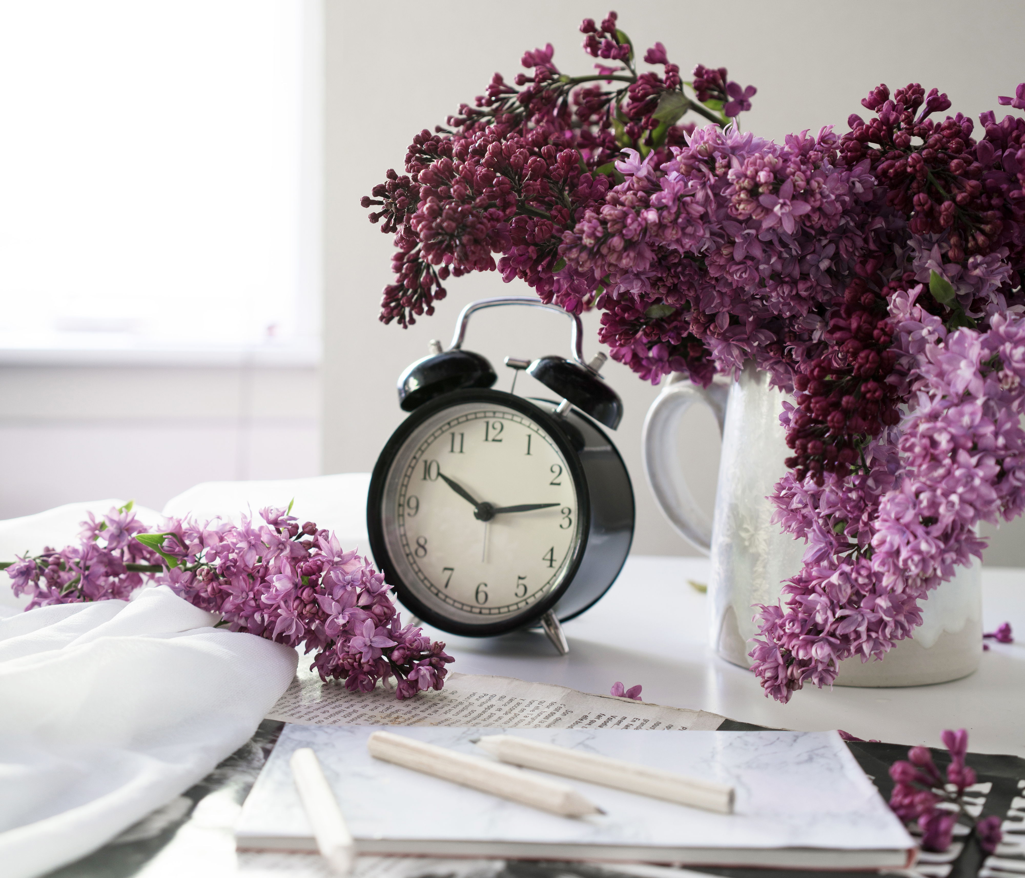 Часы и цветок