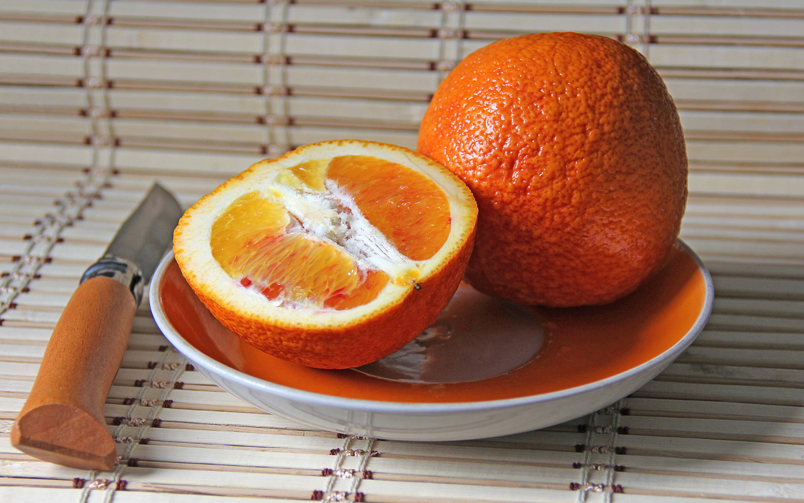 Употребление апельсинов. Померанец оранж. Цитрус мандарин +апельсин. Тарелка "апельсин". Апельсины на столе.