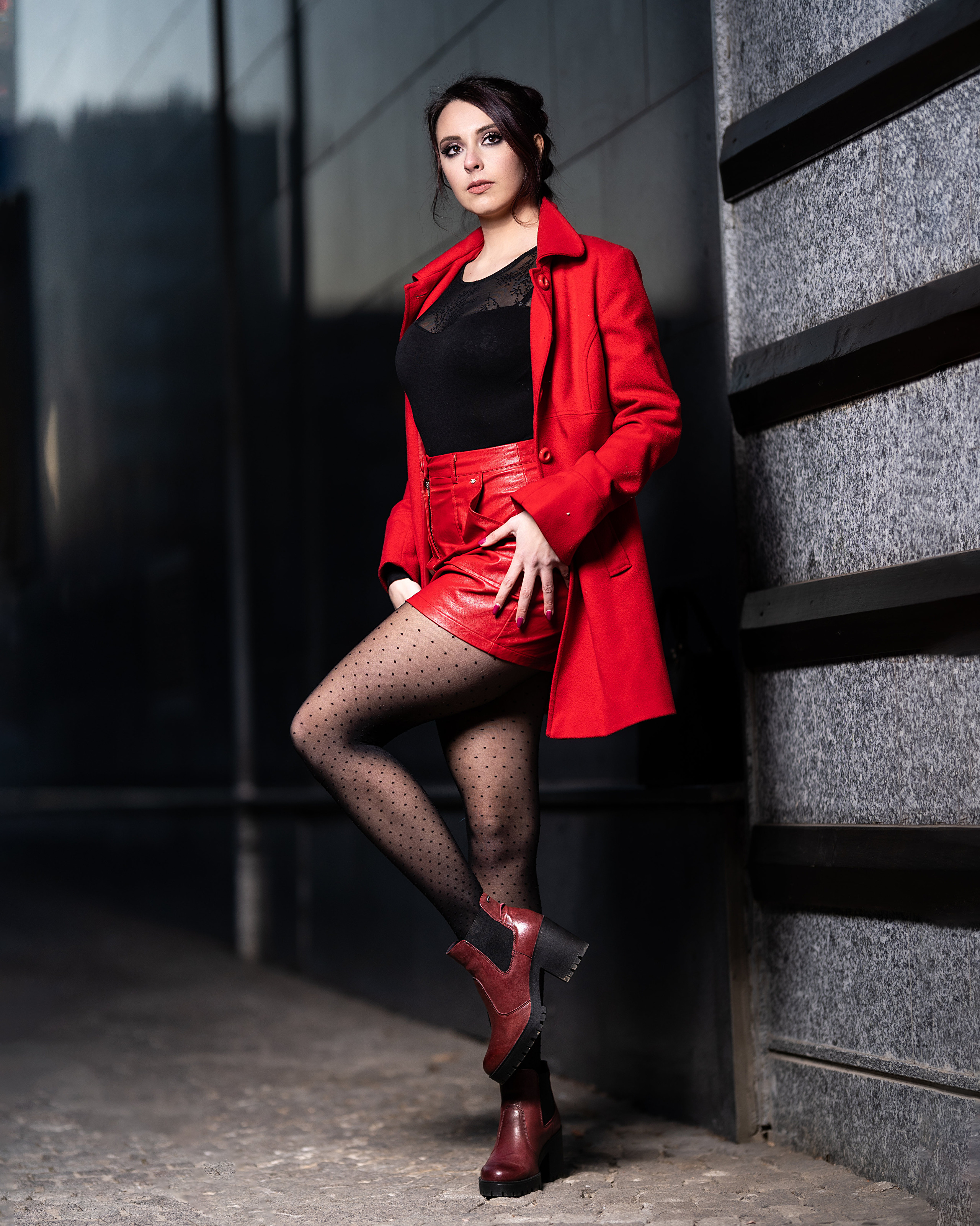 Фото юбки Колготки брюнетки Giada позирует Блузка Пальто молодые женщины ног Стена Туфли для мобильного телефона Юбка юбке колготок Брюнетка брюнеток колготках Поза девушка Девушки молодая женщина Ноги стене стены стенка туфель туфлях