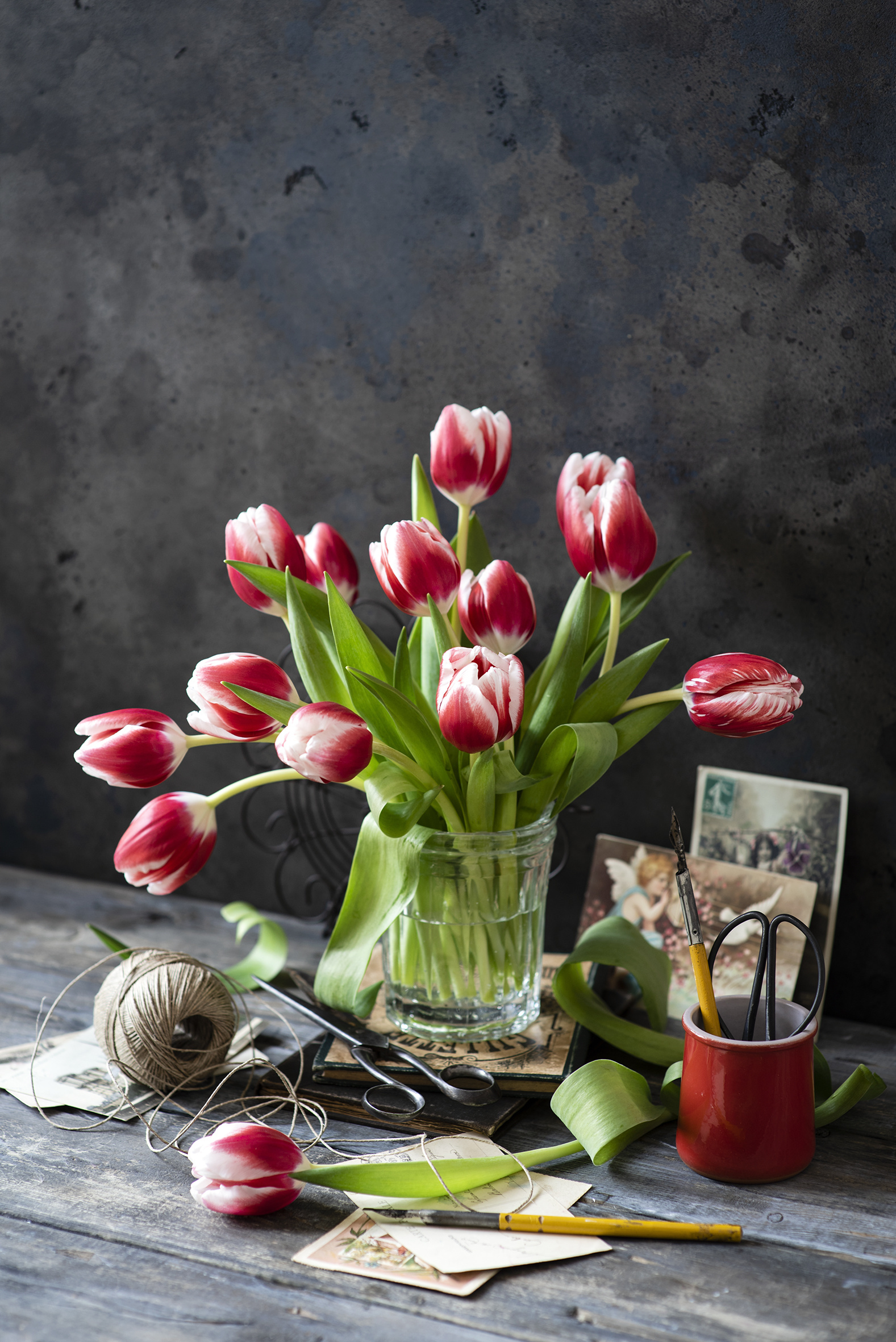 Картинка тюльпан Цветы Ваза Натюрморт Доски  для мобильного телефона Тюльпаны цветок вазе вазы