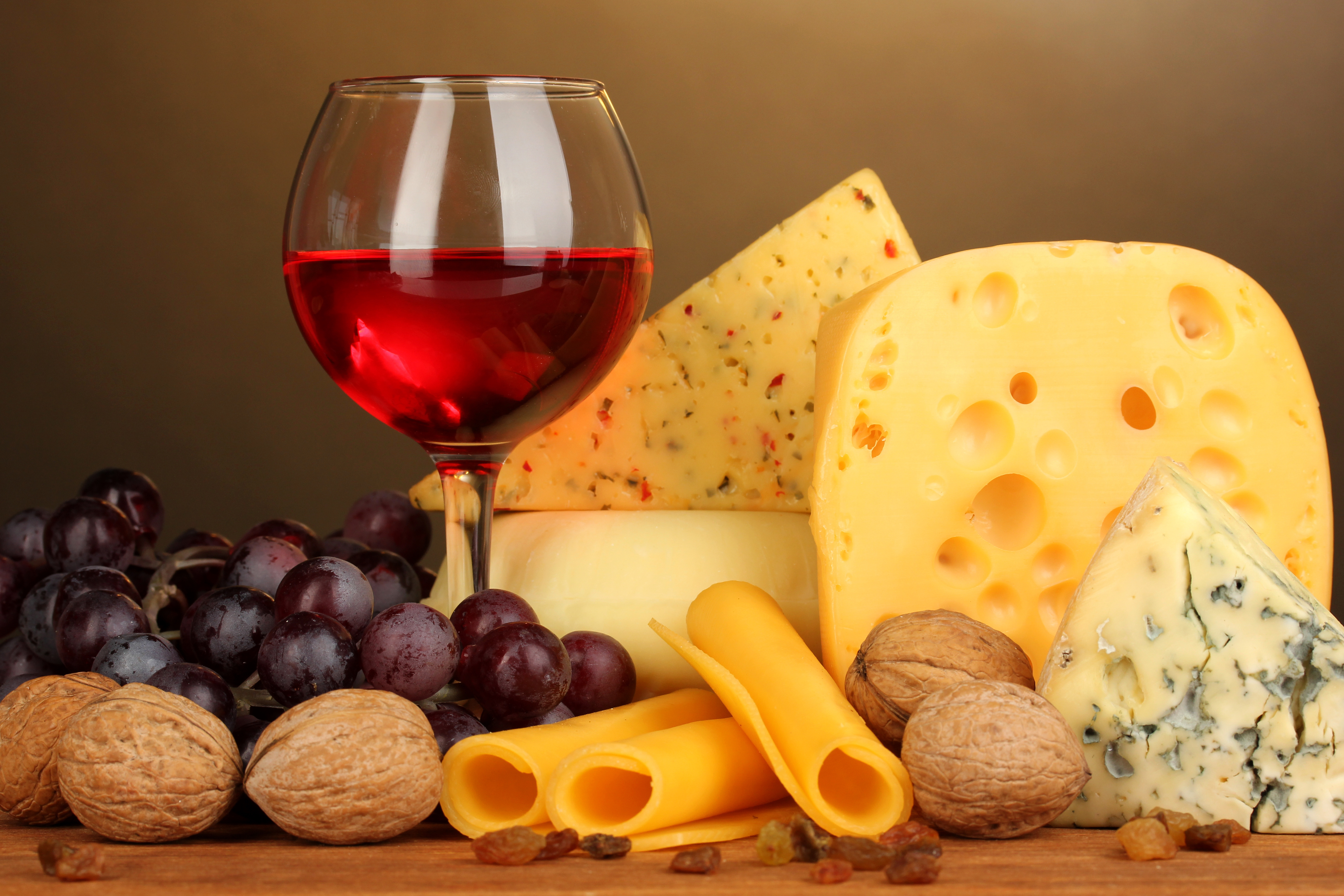вино виноград сыр на лужайке без смс