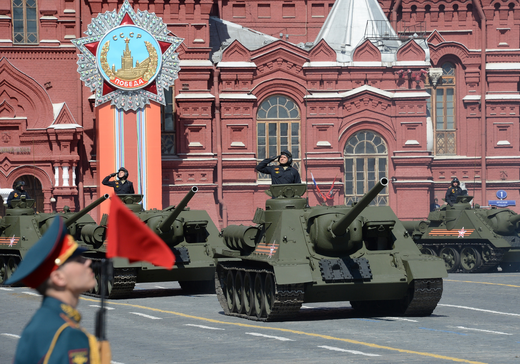 Военный парад на красной площади дата. Су 100 парад Победы Москва. Парад 9 мая в Москве су100. Танк т-34 на красной площади. Т-34 на параде Победы 1945.