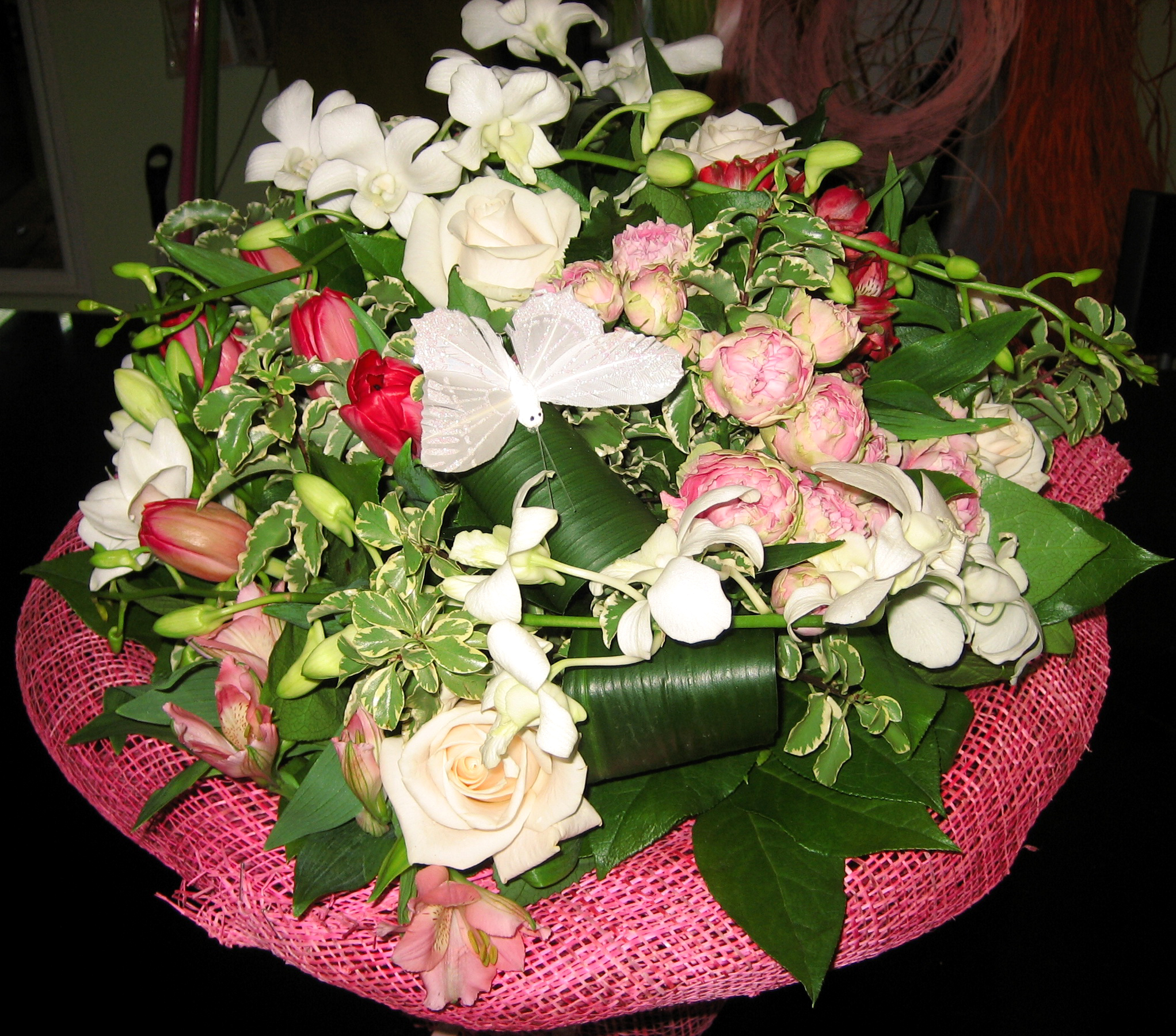 Вторая жизнь розам. Букет цветов. Красивый букет цветов. Букет шикарный. Букет цветов на столе.