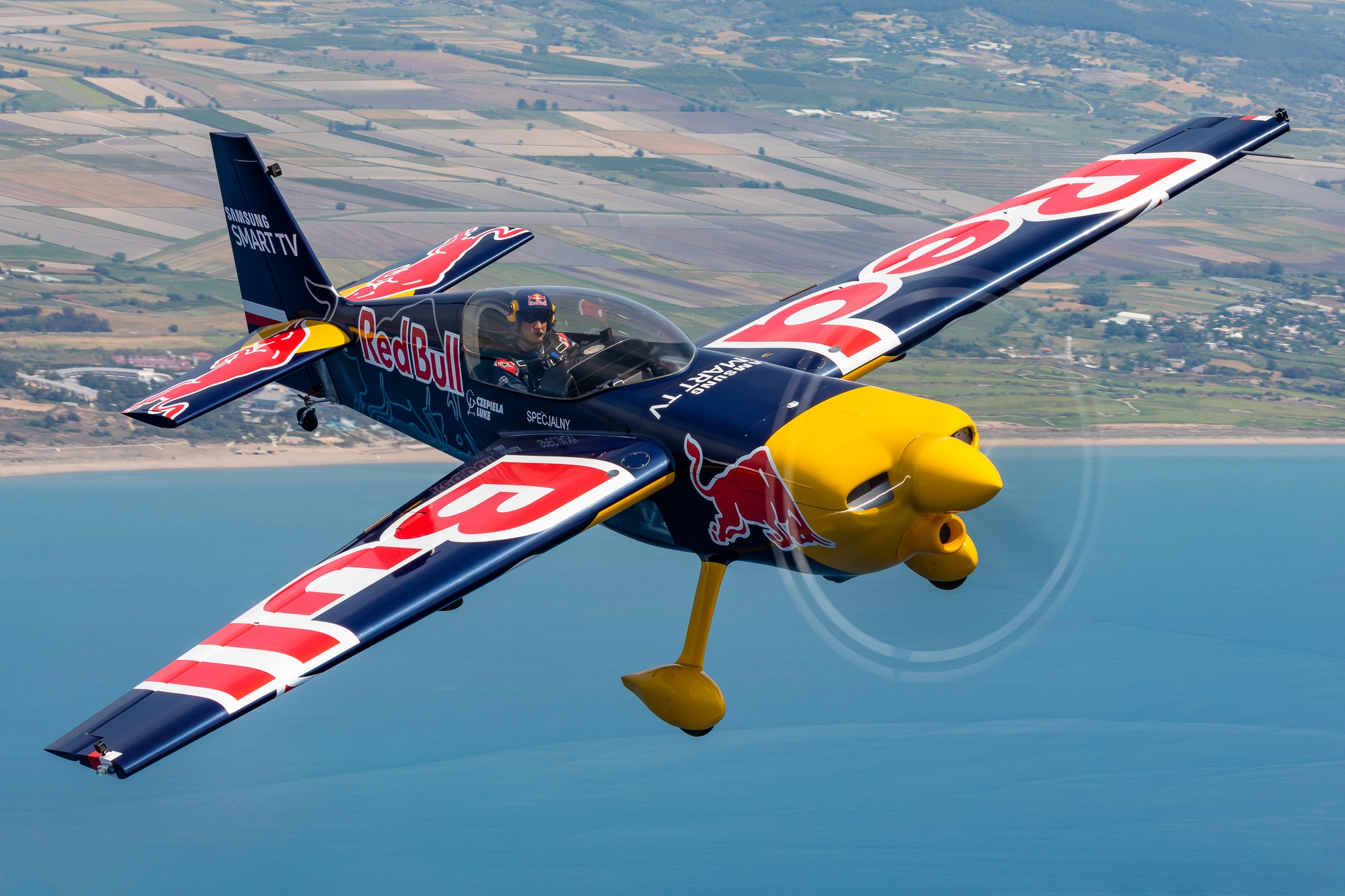 Red flight. Zivko Edge 540. Самолет Zivko Edge 540. Edge 540: Zivko Aeronautics. Zivko Edge 540t кабина.